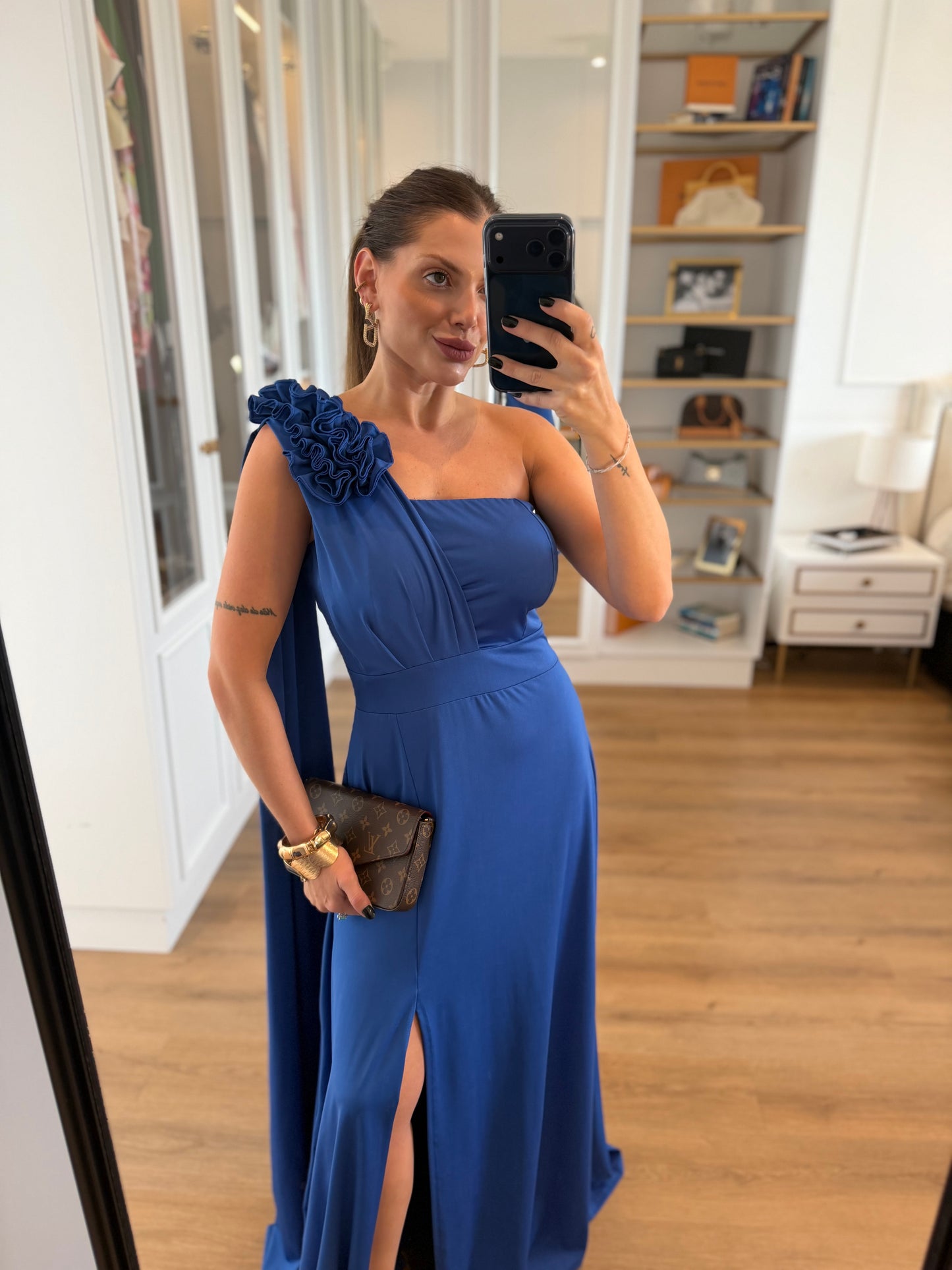 Vestido Karina Um Ombro Só Detalhe Flor e Fenda