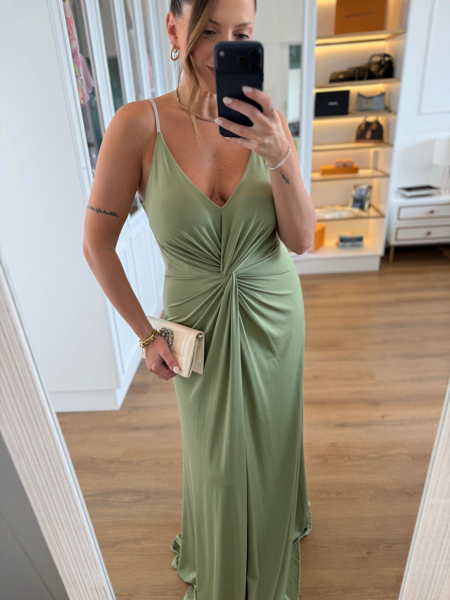 Vestido com Drapeado Central e Fenda