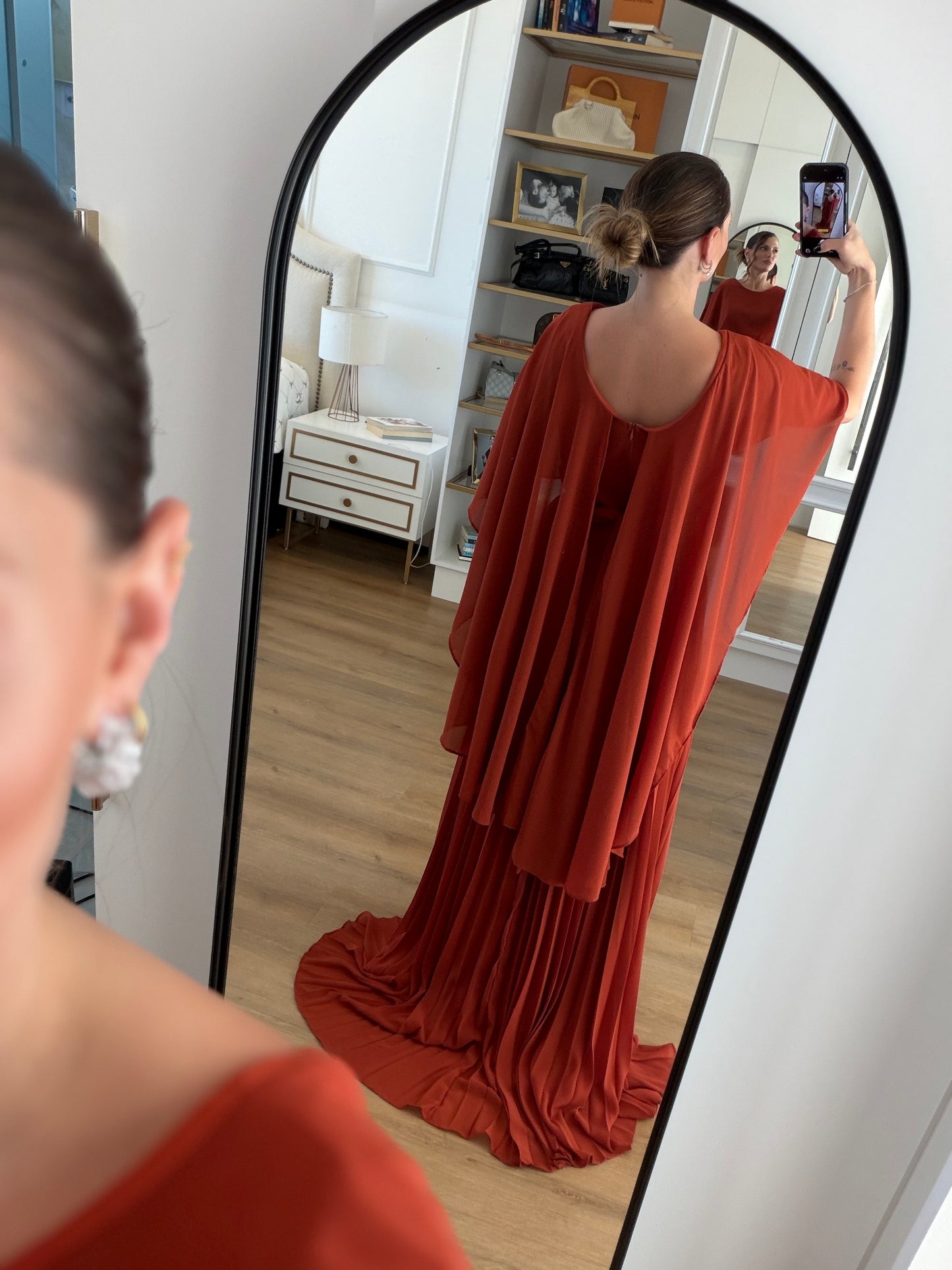 Vestido Longo com capa e Saia Plissada