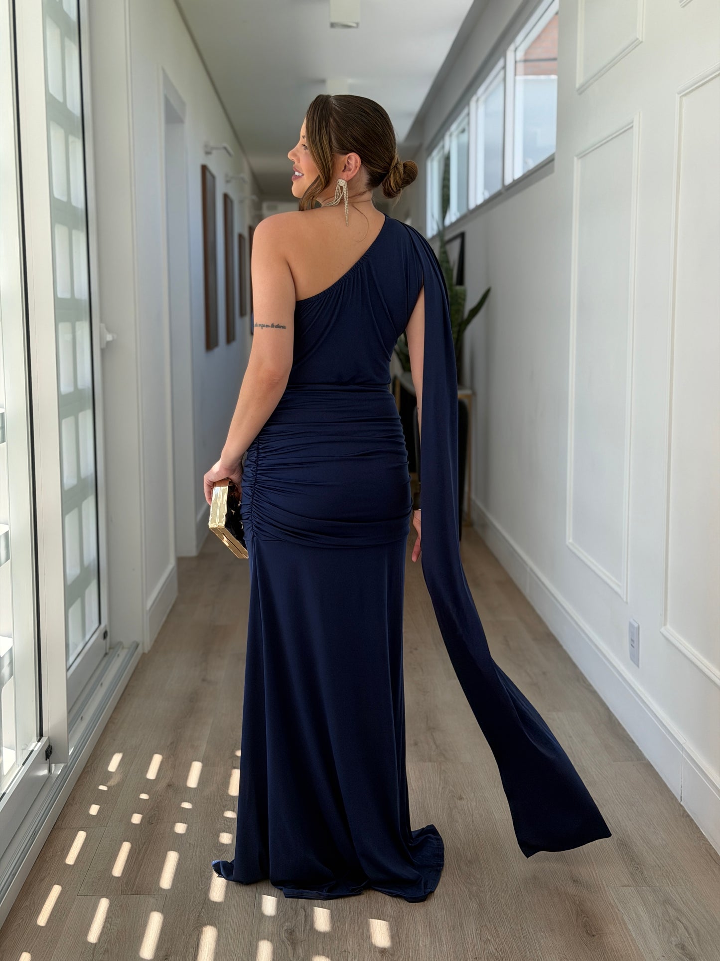 Vestido Um Ombro Só com Fenda e Detalhe Flor