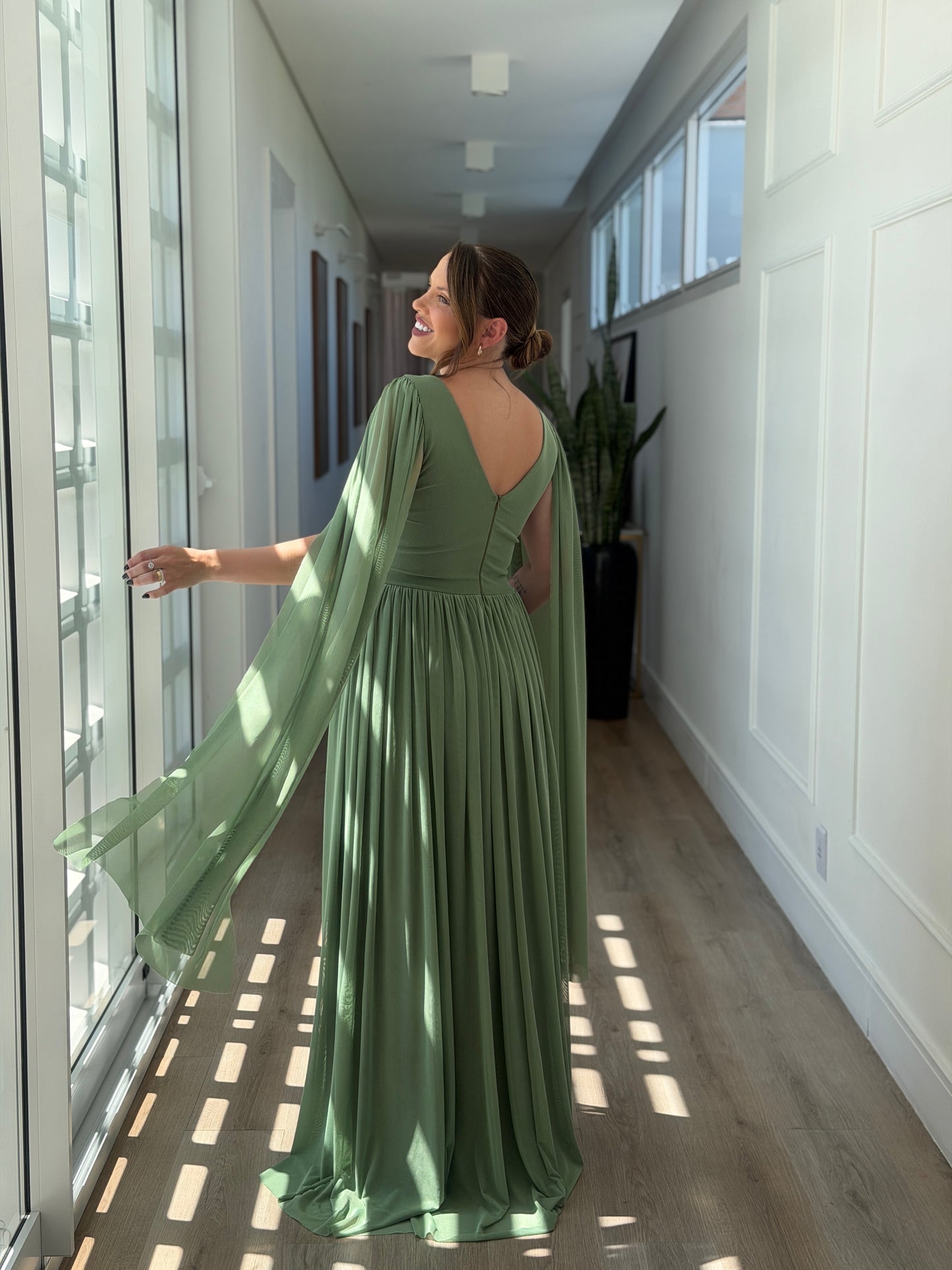 Vestido com Manga Capa e Fenda Frontal