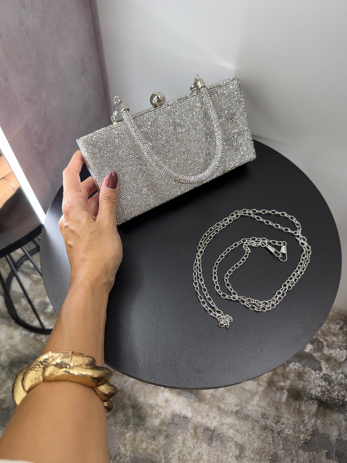 Bolsa Clutch Prata com Strass e Alça de Mão Elegante