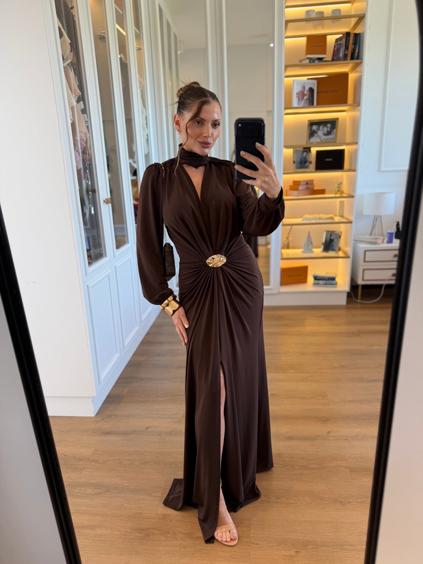 Vestido Longo com Drapeado e Fivela Dourada