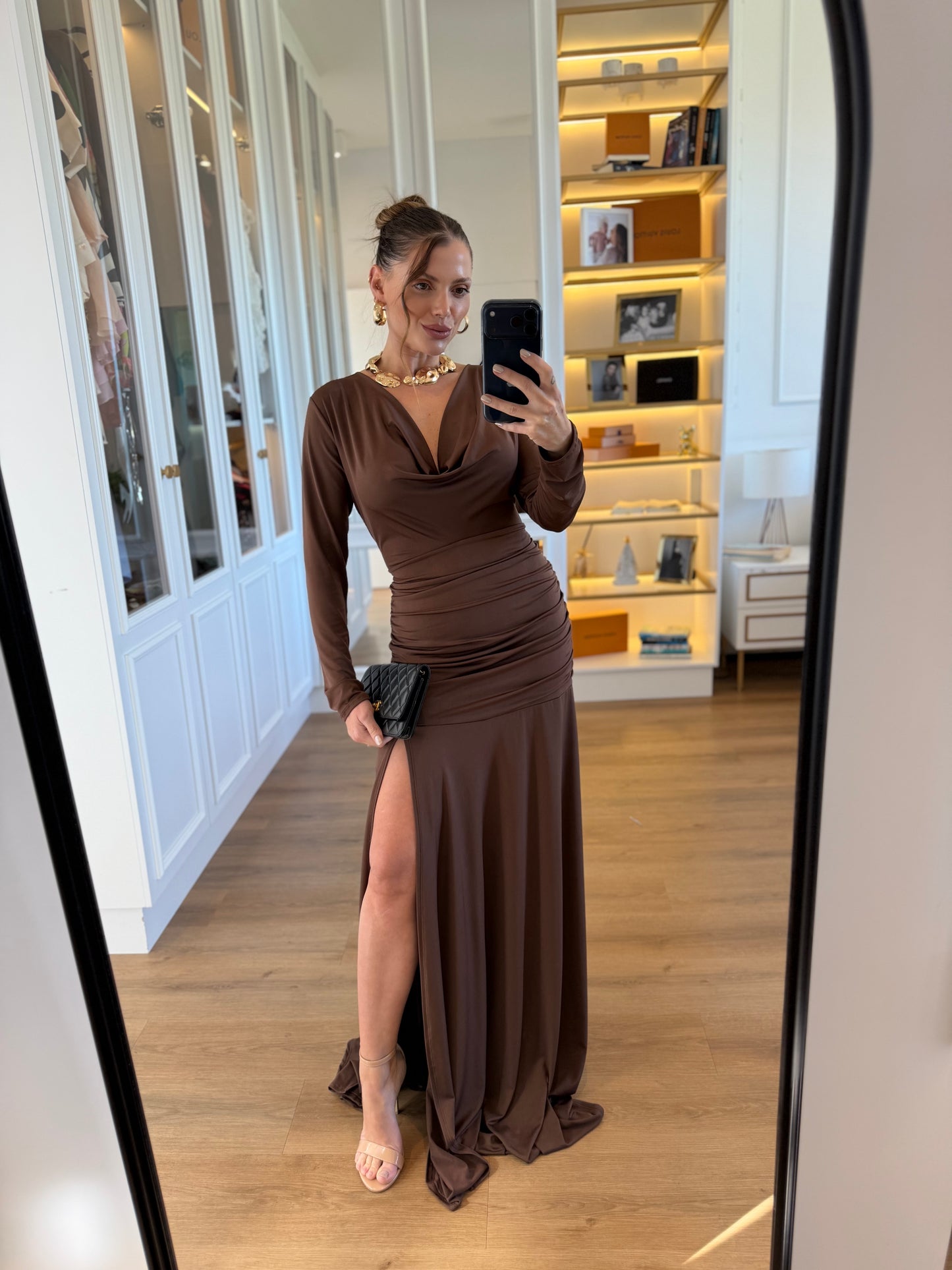 Vestido Longo com Decote Drapeado e Fenda