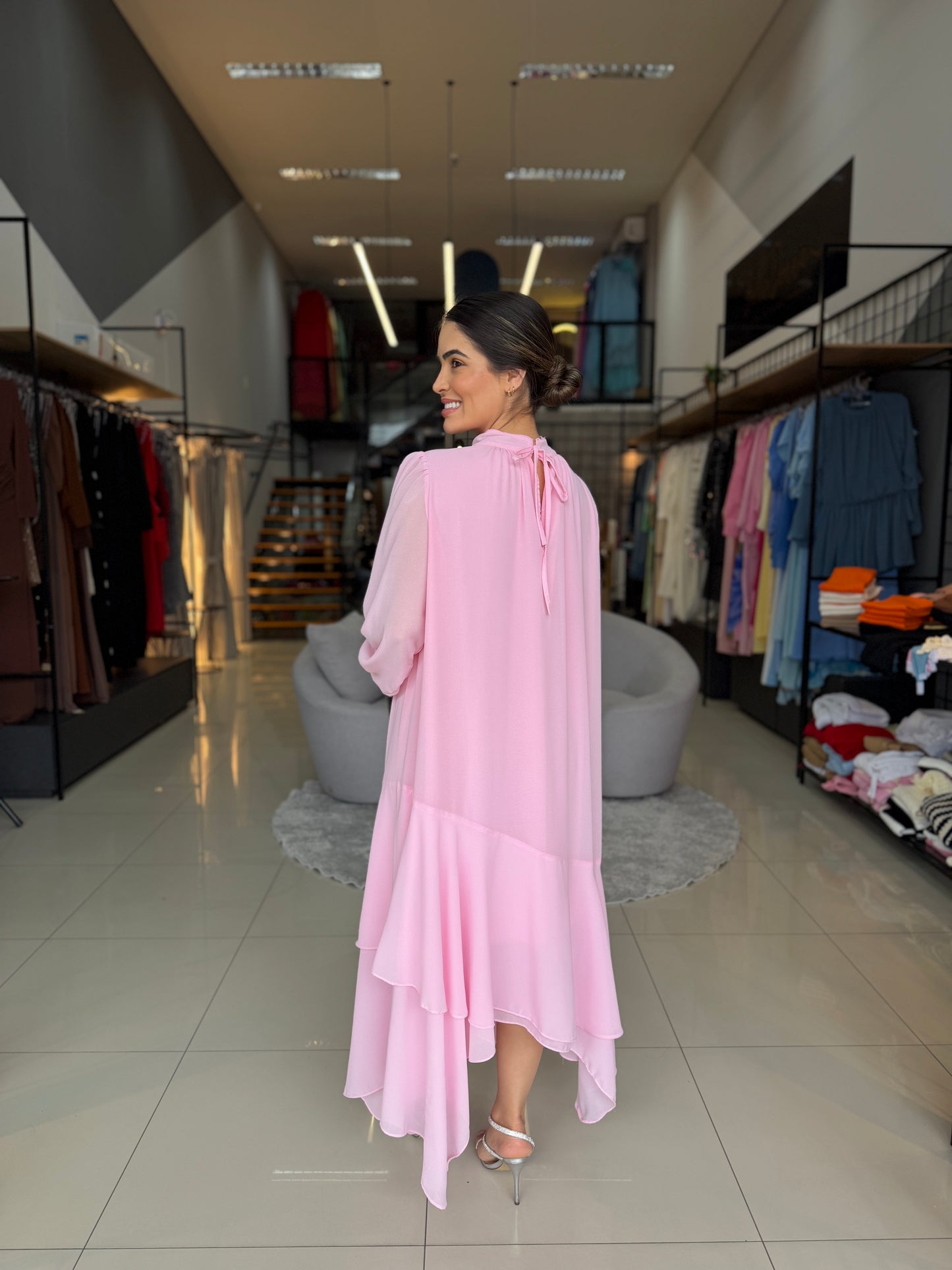 Vestido Midi Rosa com Gola Alta e Camadas Fluídas