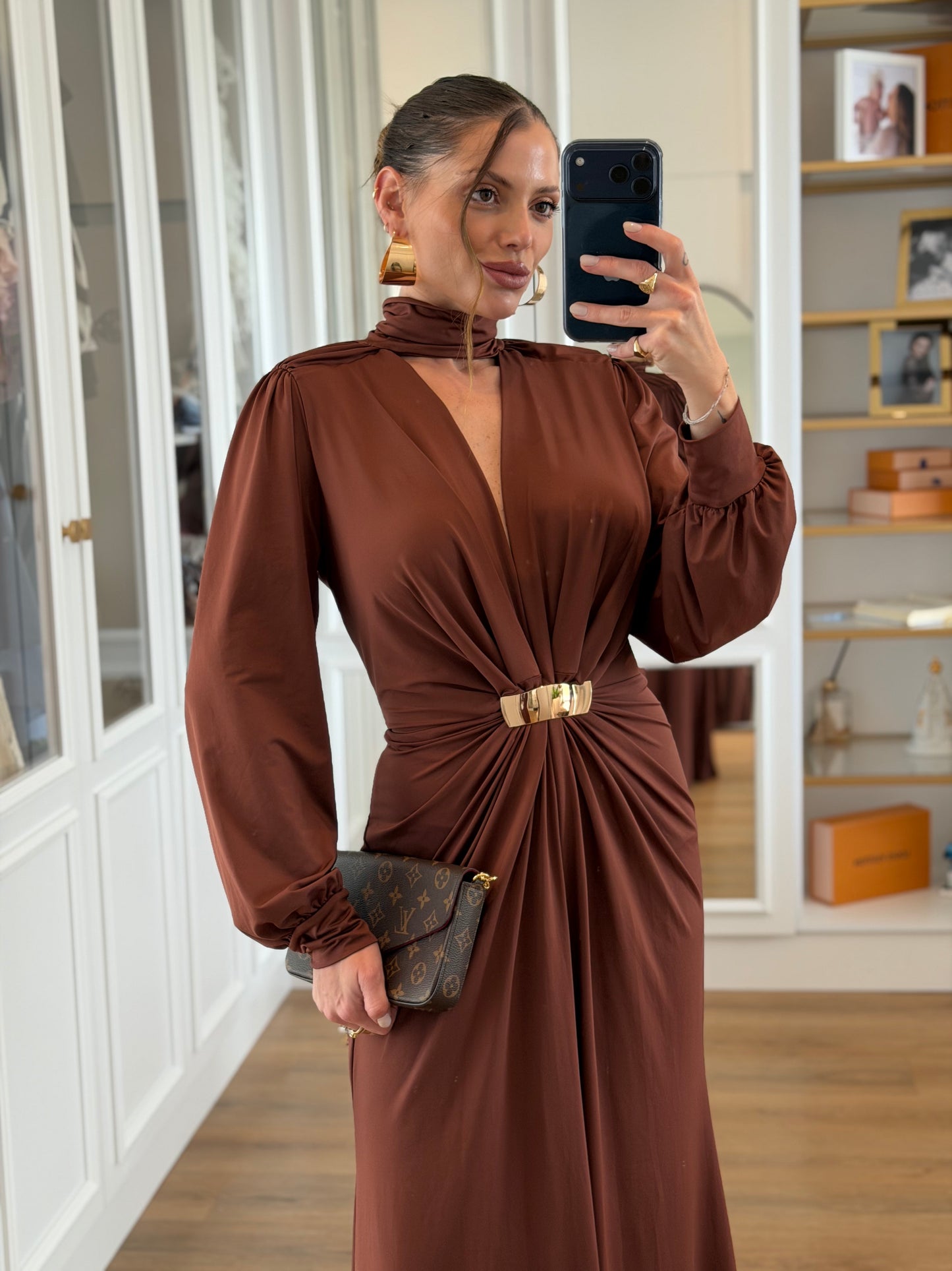 Vestido Longo com Drapeado e Fivela Dourada Quadrada