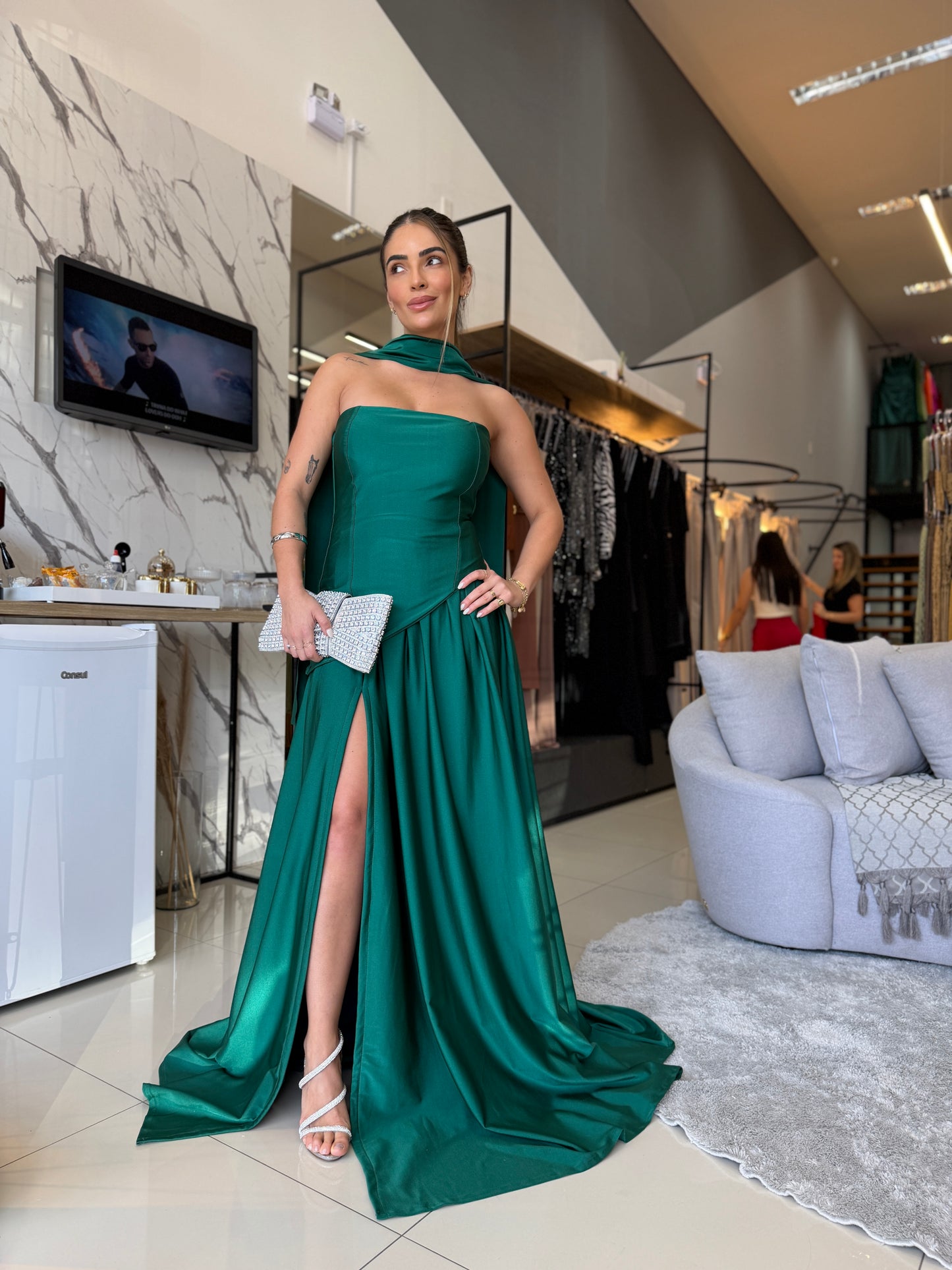 Vestido Longo Statement com Capa e Fenda