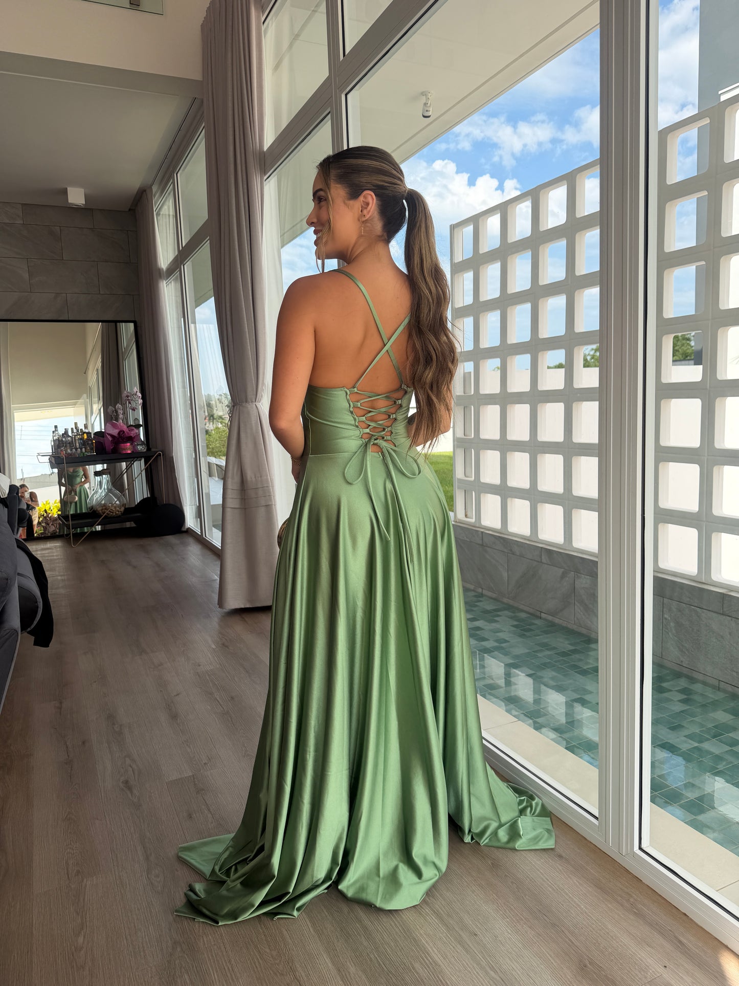 Vestido Longo Acetinado com Corset e saia Fluída