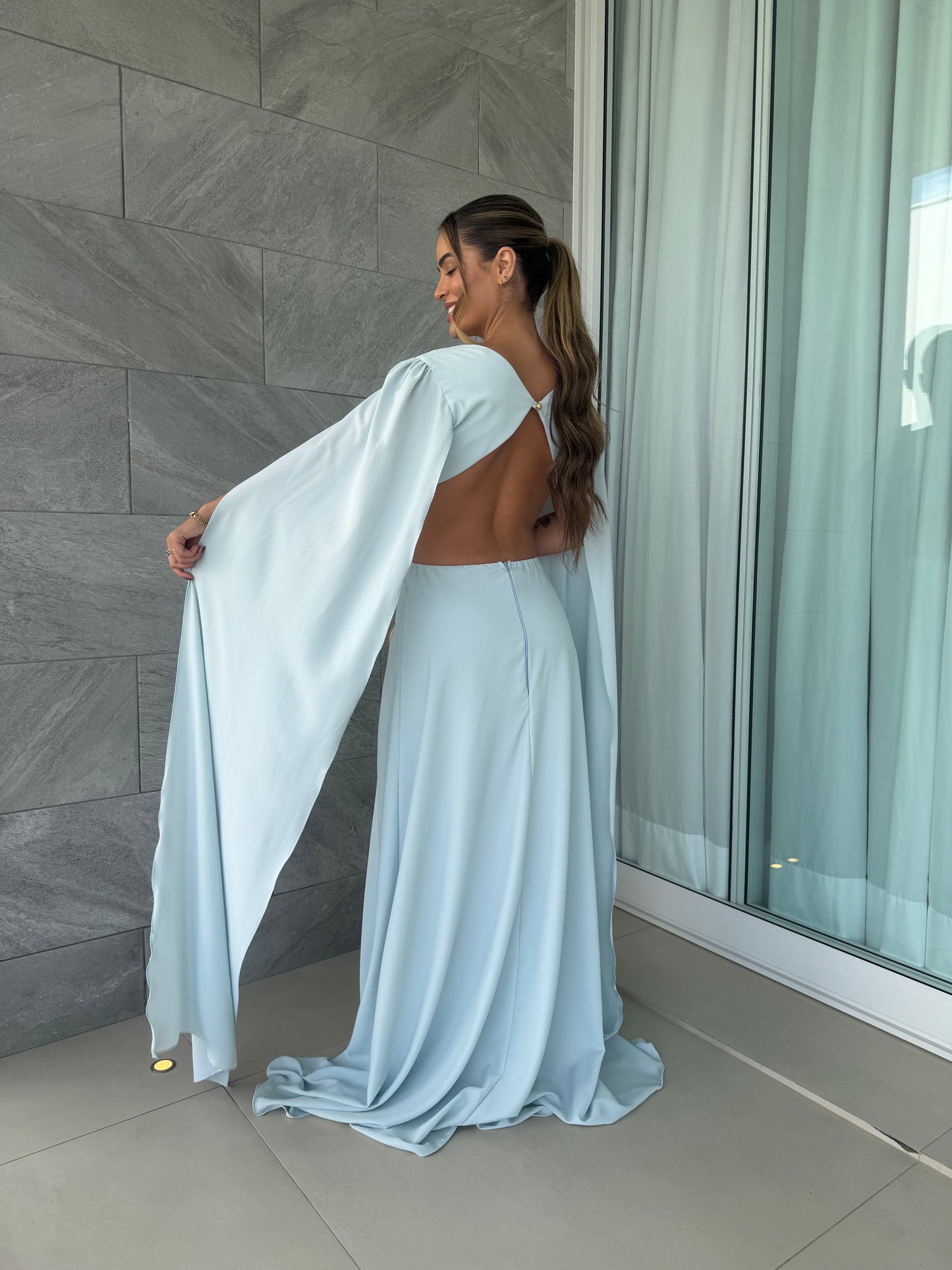 Vestido com Mangas Capa e Recorte Lateral