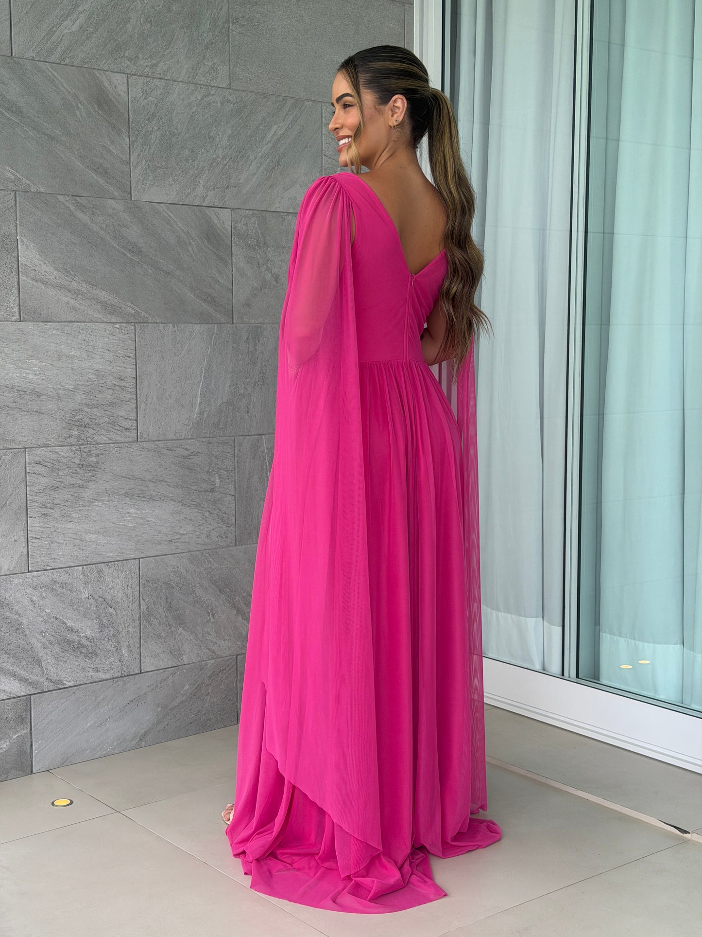 Vestido com Manga Capa, Fenda e Decote Profundo