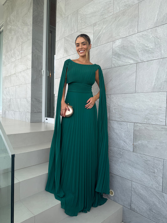 Vestido Longo Plissado com Manga Capa e Caimento Fluido