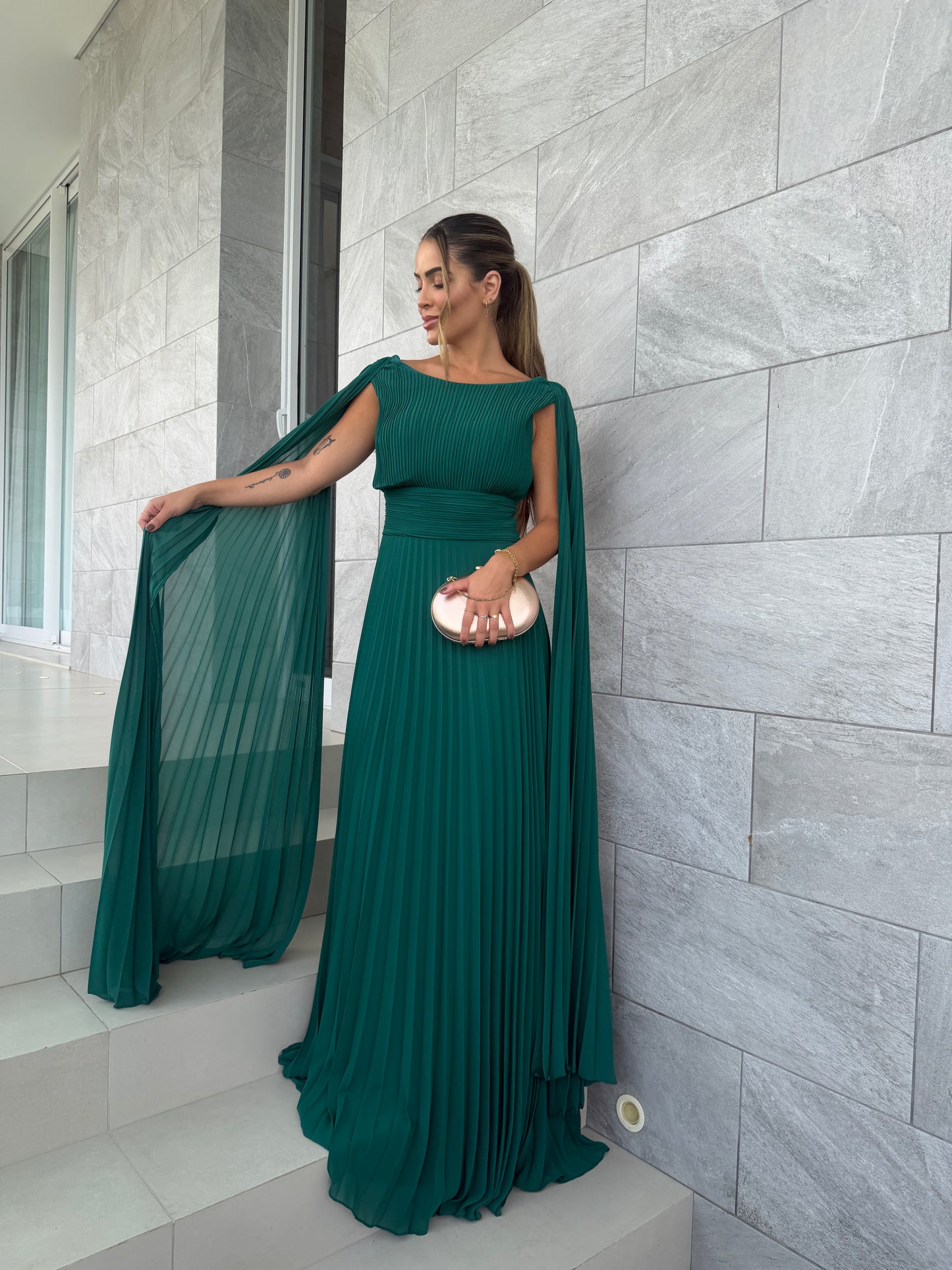 Vestido Longo Plissado com Manga Capa e Caimento Fluido