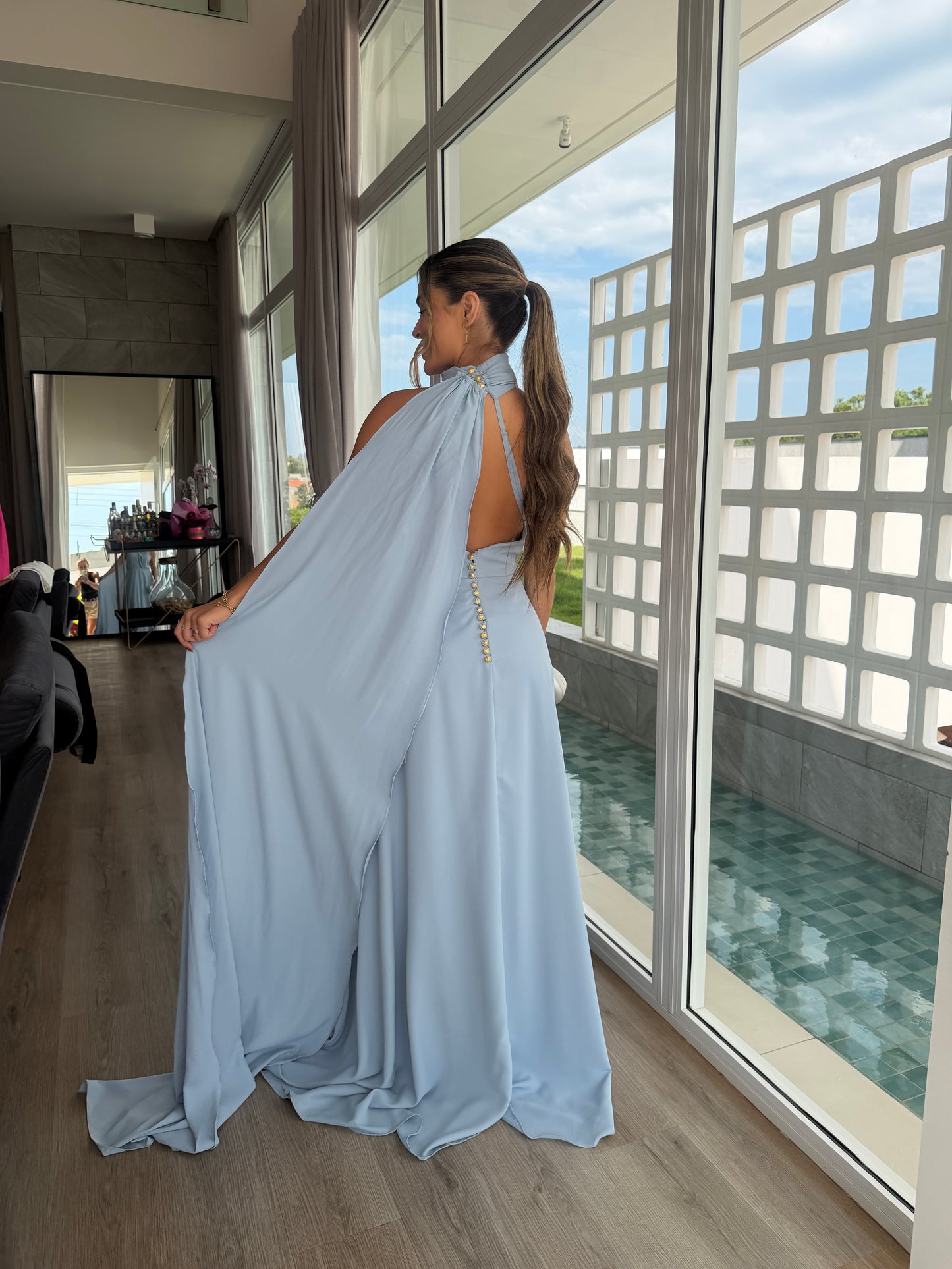 Vestido Longo Gola Alta e Capa Fluida