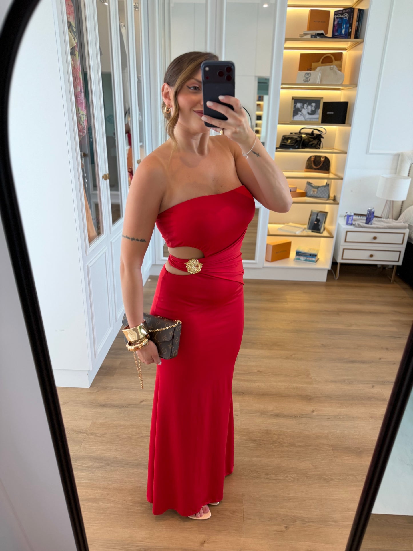 Vestido Longo Vermelho Tomara que Caia com Recorte Lateral e Detalhe Dourado