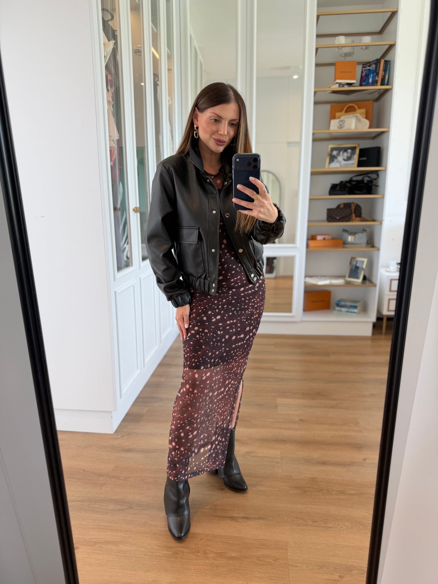 Jaqueta Cropped em Couro Eco com Botões Frontais