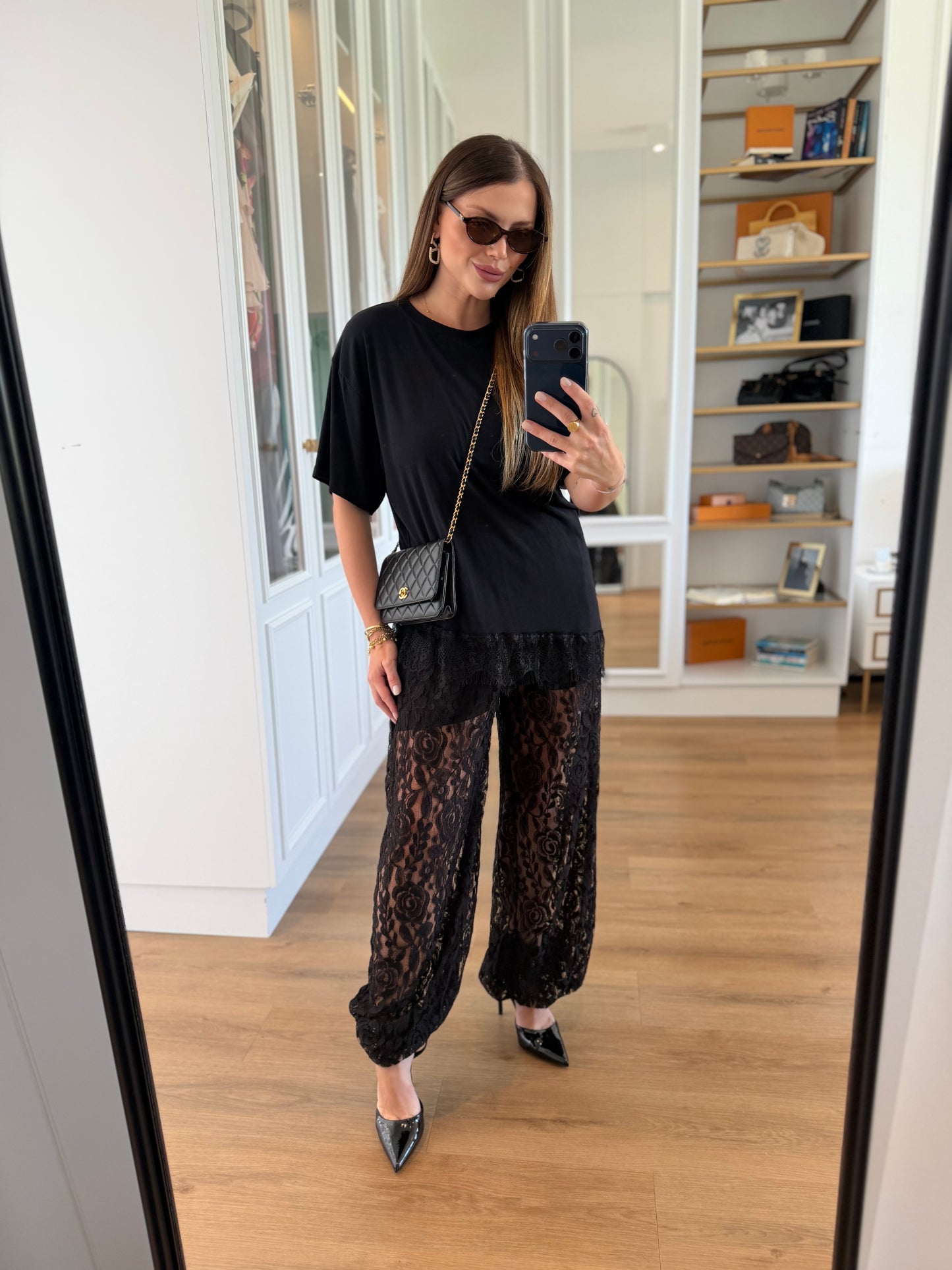 Calça Aladim de Renda Preta com Transparência