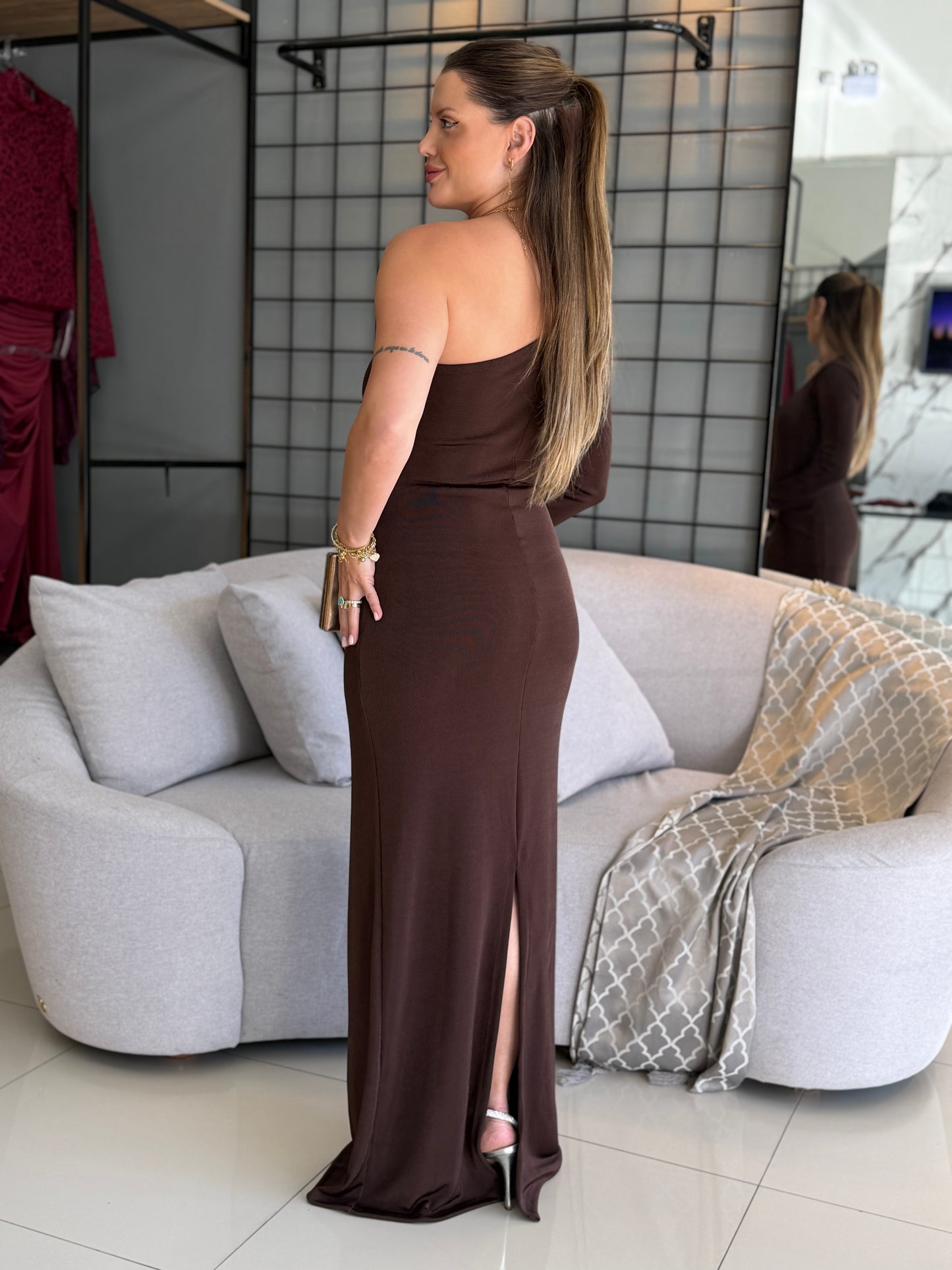 Vestido Longo Um Ombro Só com Drapeado e Aplicação Metalizada