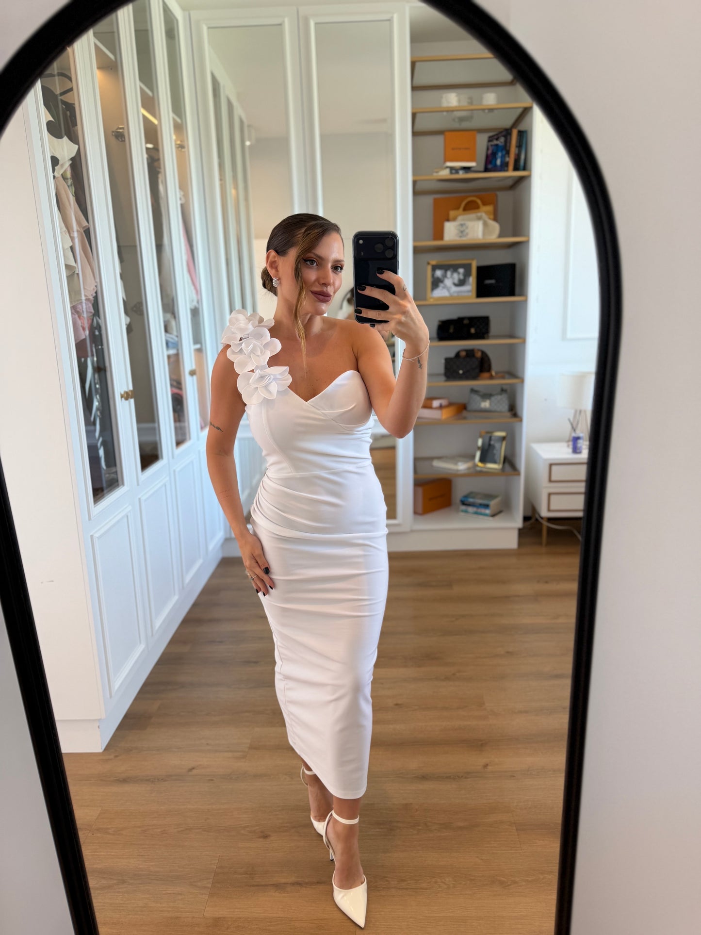 Vestido Midi Ombro Único com Aplicação Floral