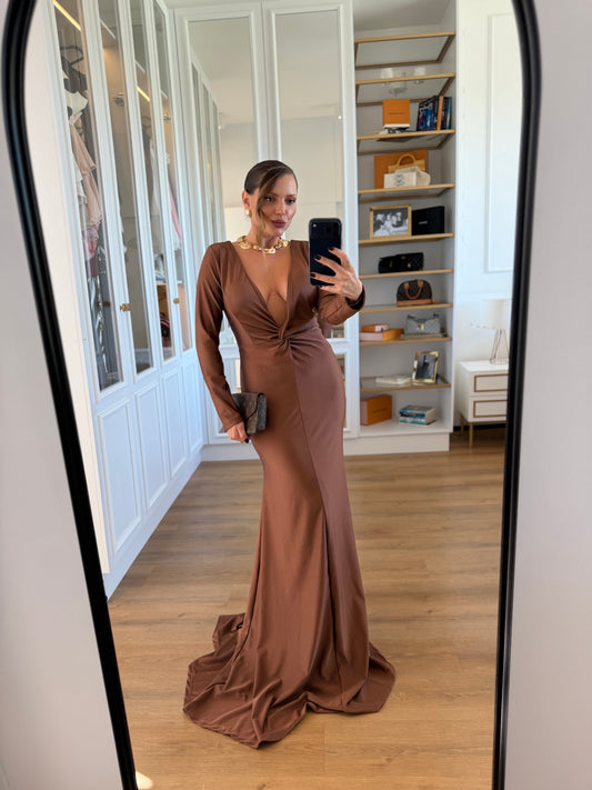Vestido Longo Acetinado com Decote Profundo