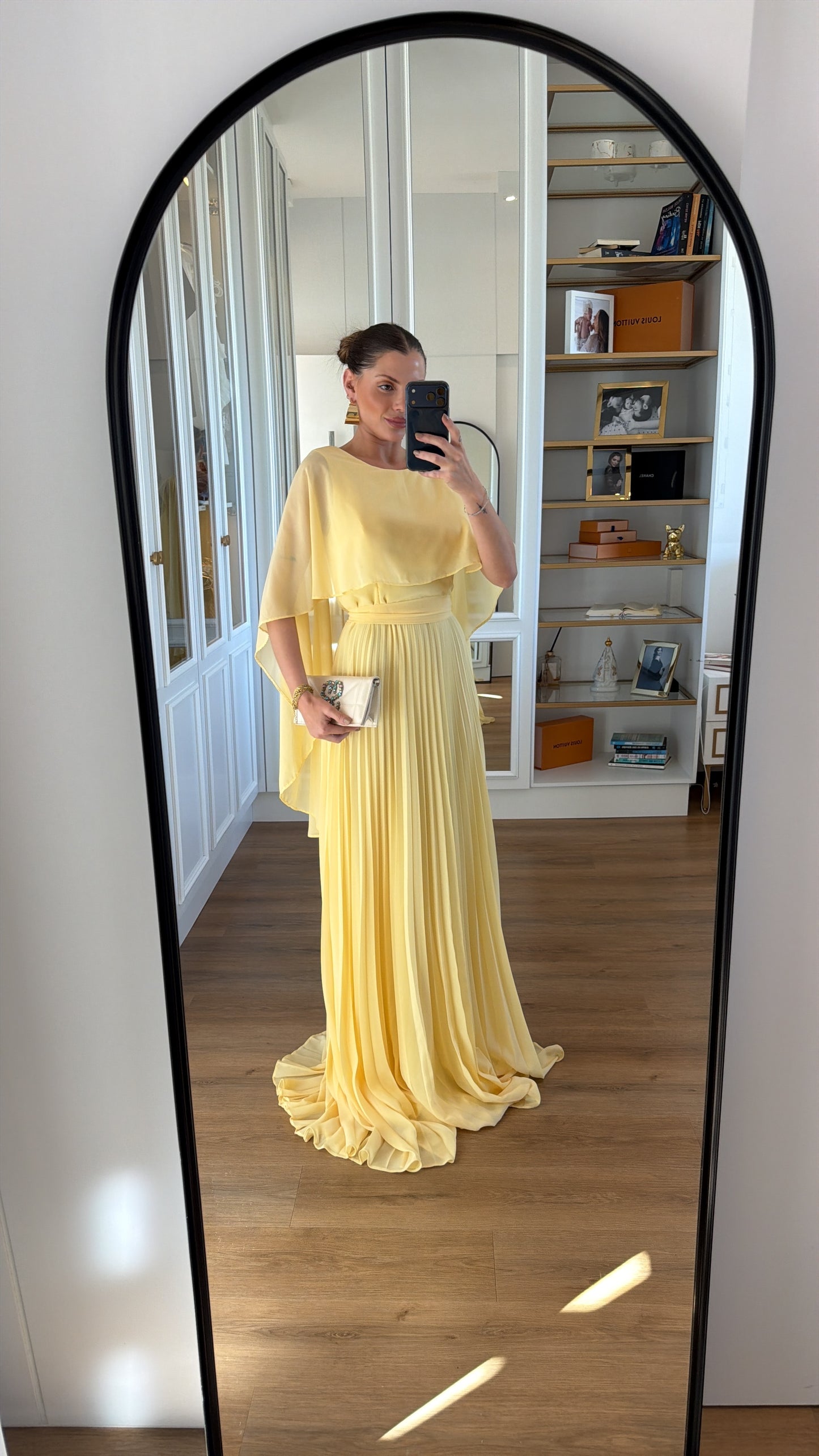 Vestido Longo com capa e Saia Plissada