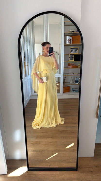 Vestido Longo com capa e Saia Plissada
