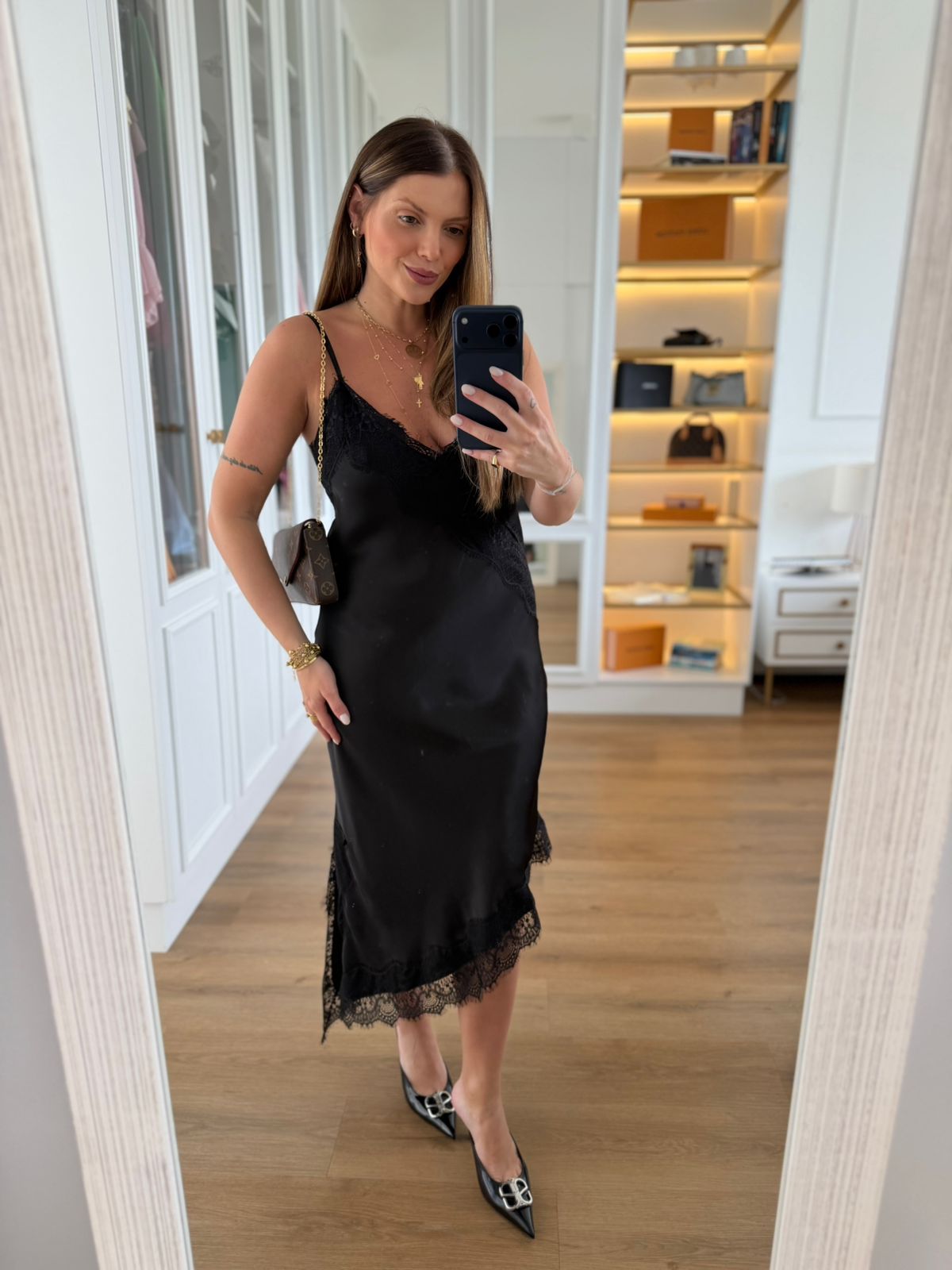 Vestido Slip Dress Preto em Cetim com Renda