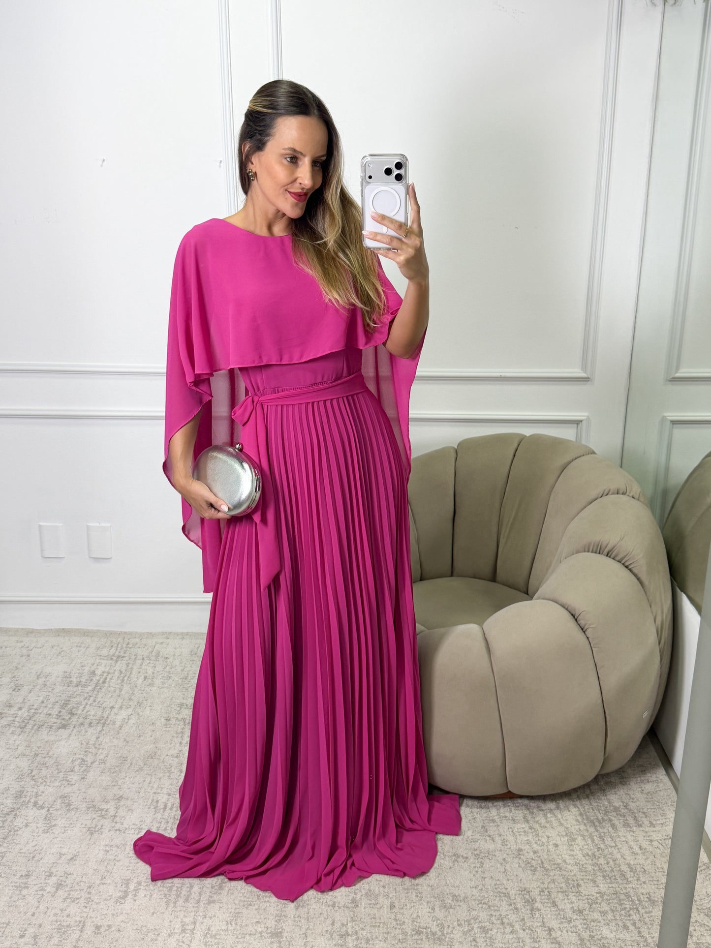 Vestido Longo com capa e Saia Plissada