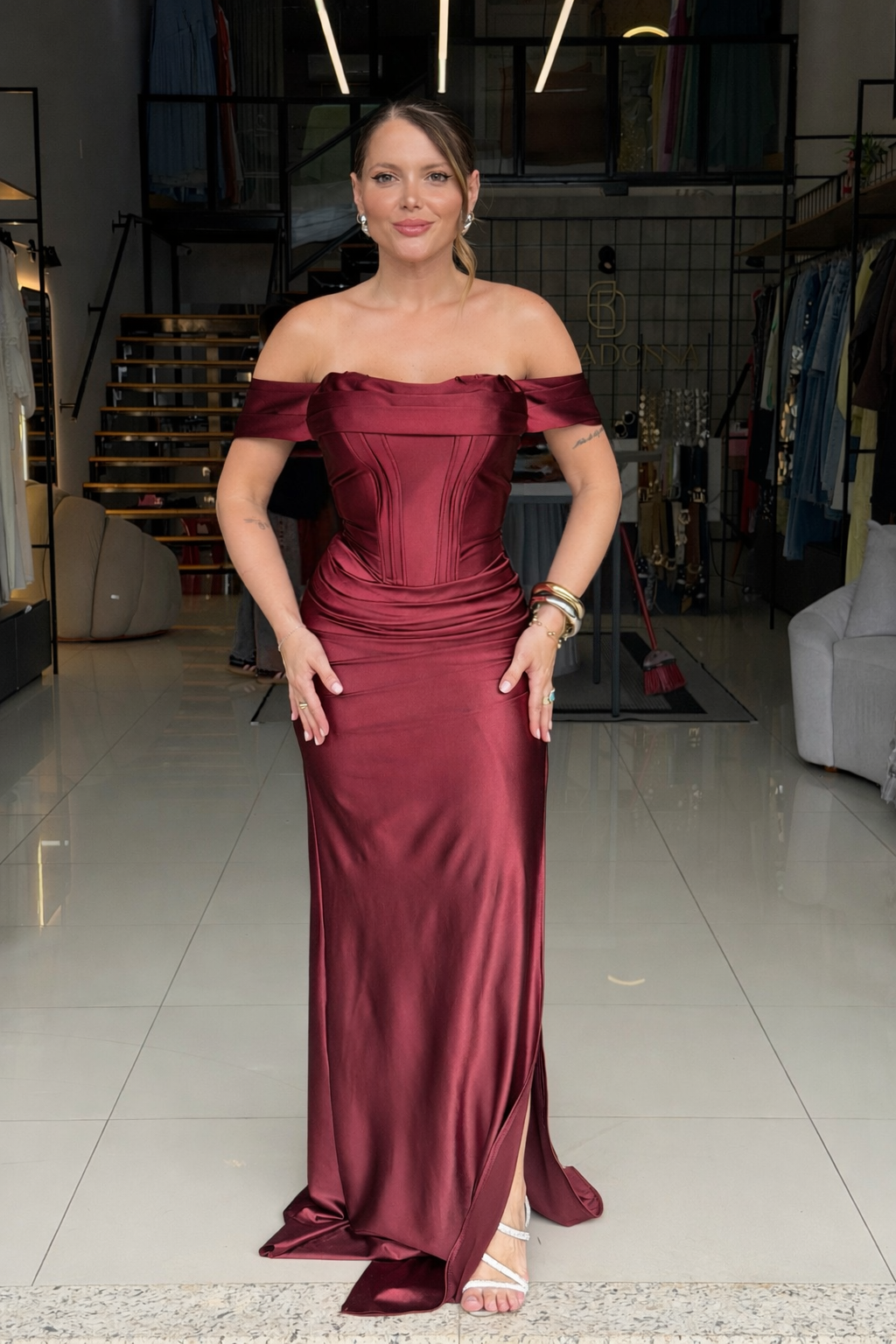 Vestido Longo Ombro a Ombro com Corselet e Fenda