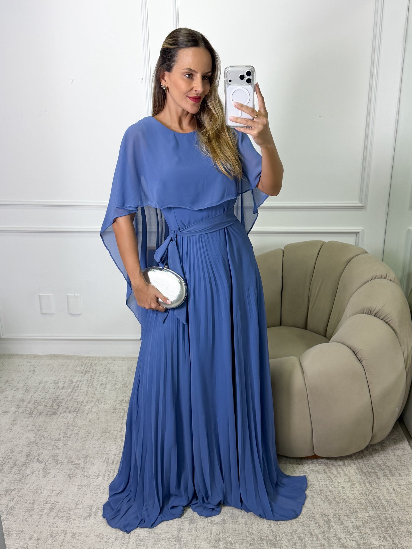 Vestido Longo com capa e Saia Plissada