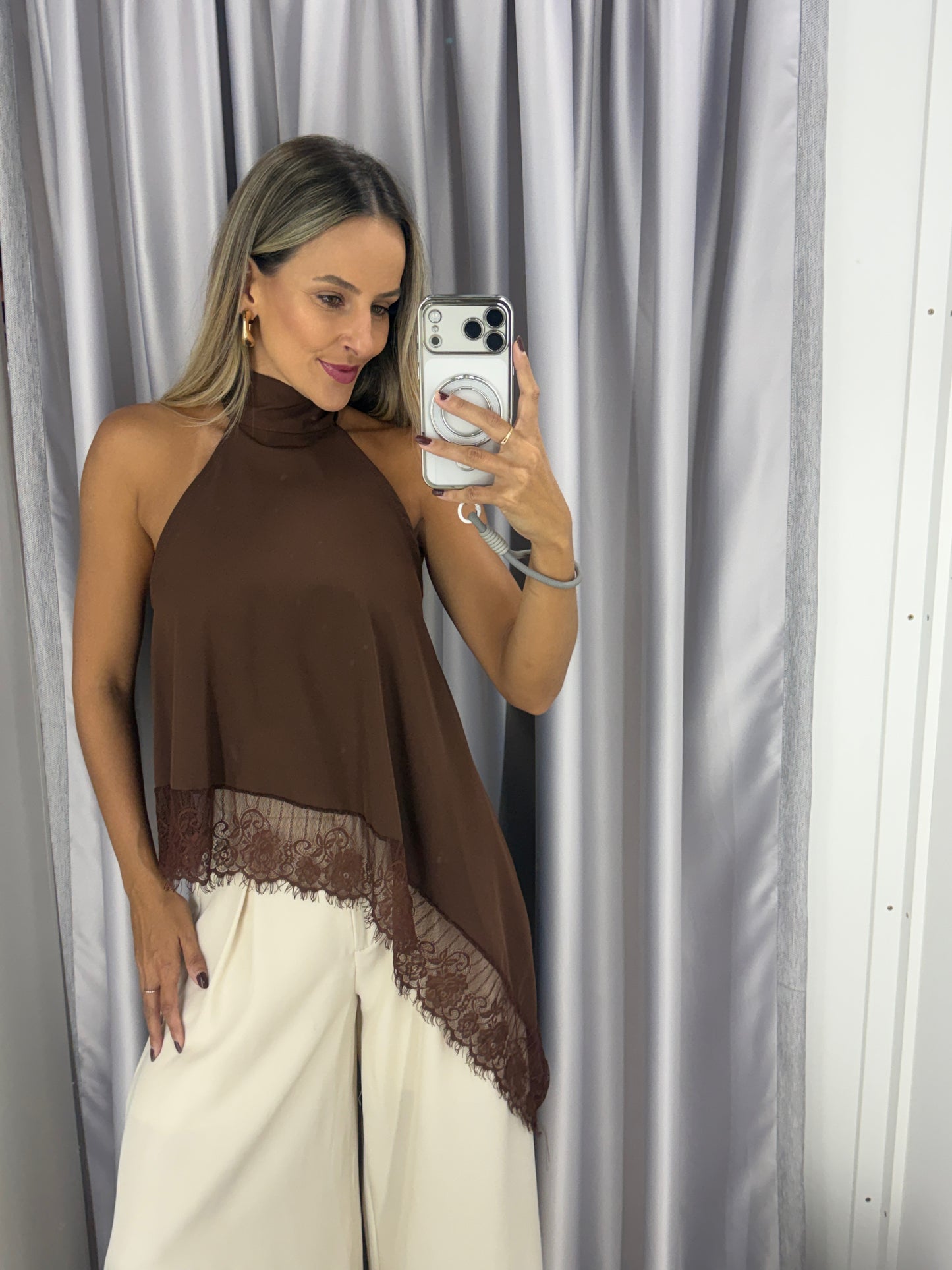 Blusa Gola Alta Assimétrica com Barra em Renda