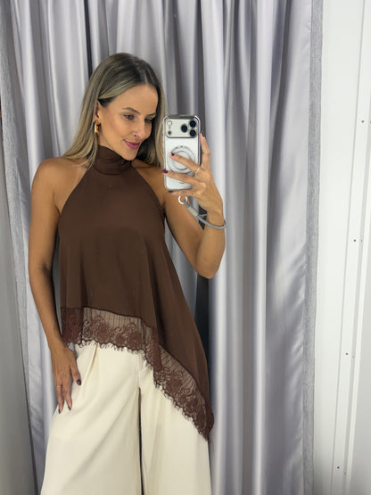 Blusa Gola Alta Assimétrica com Barra em Renda