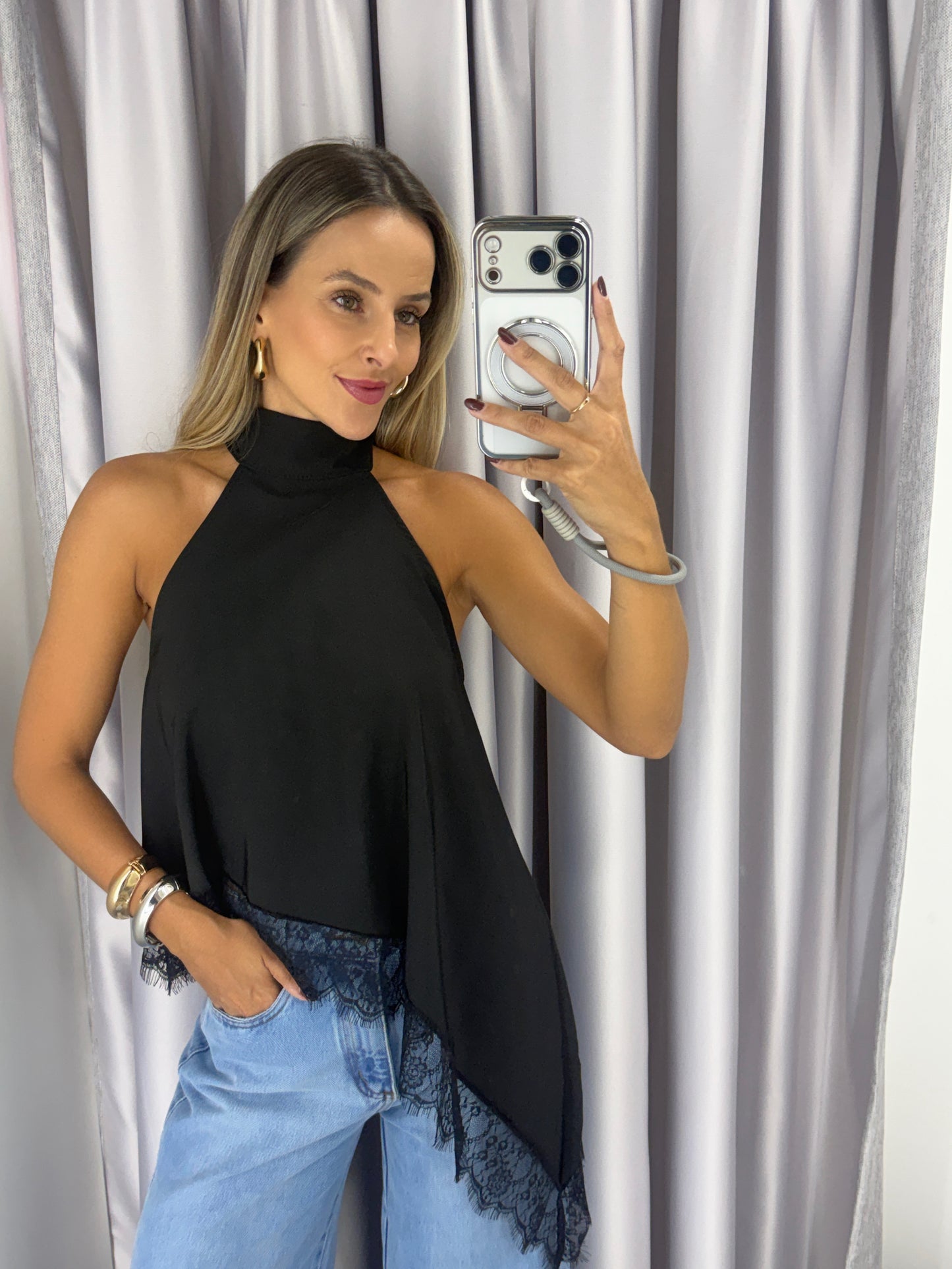 Blusa Gola Alta Assimétrica com Barra em Renda