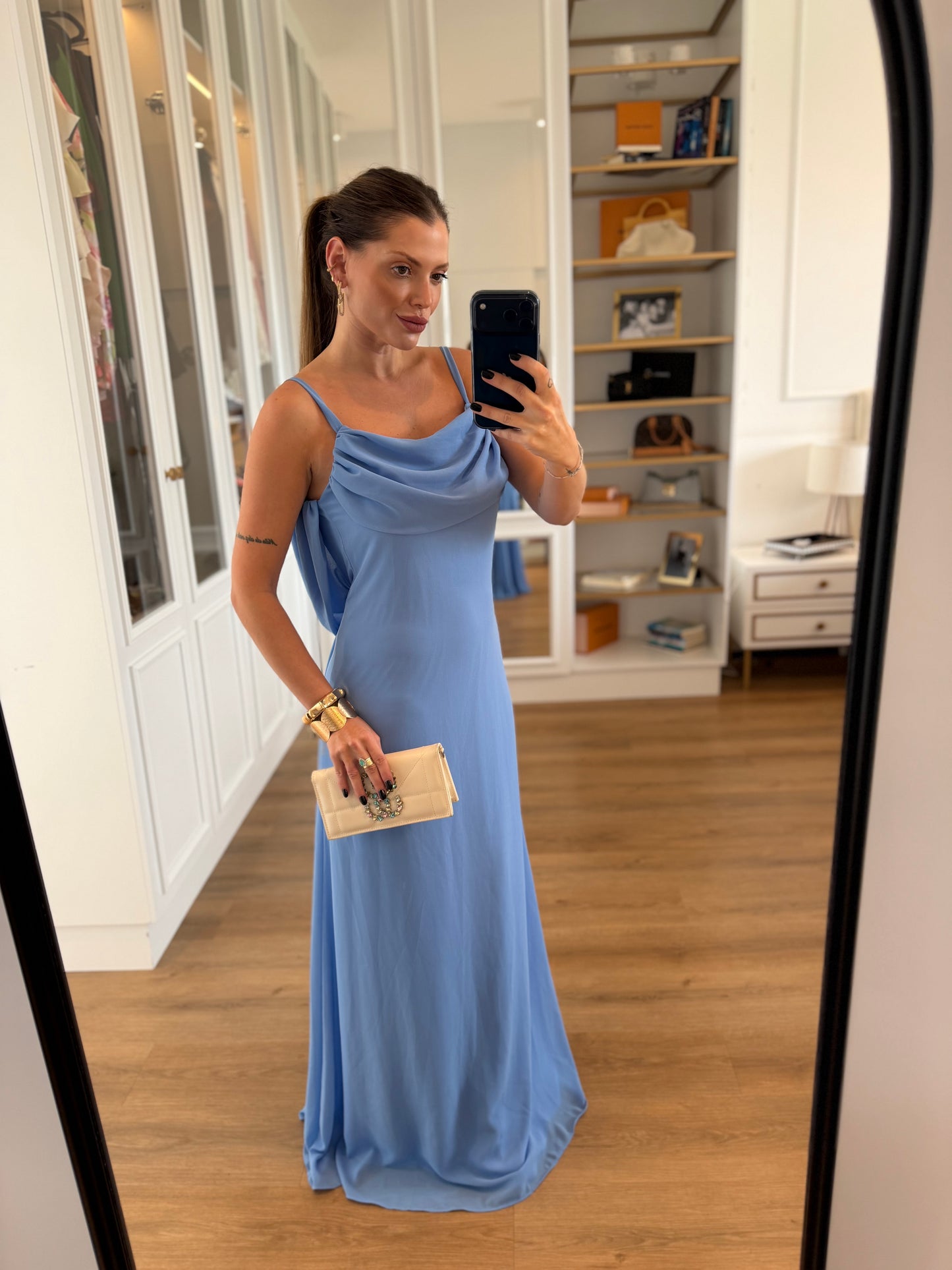 Vestido Longo Decote nas Costas com Alças Finas e Capa Fluida