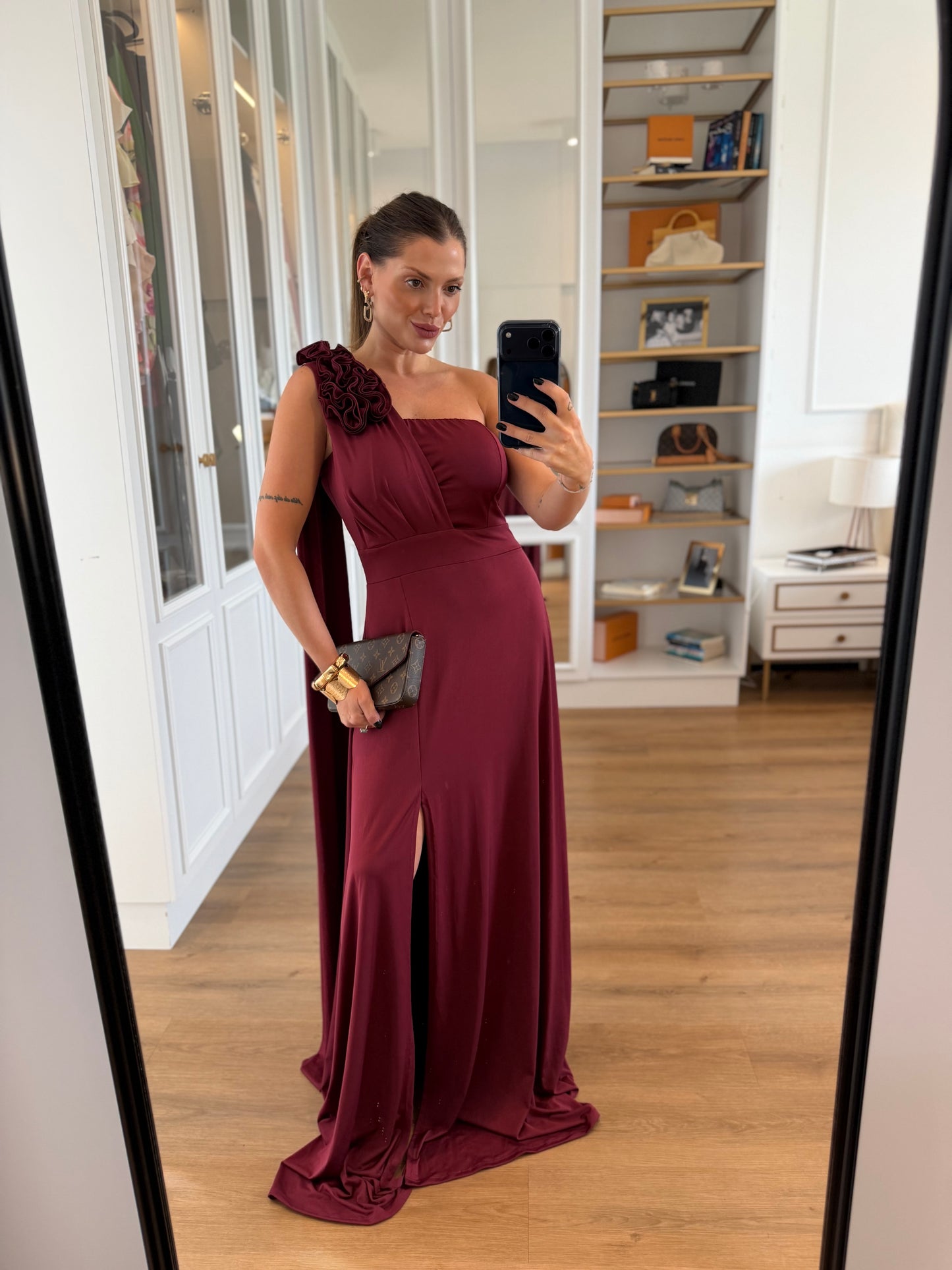 Vestido Karina Um Ombro Só Detalhe Flor e Fenda
