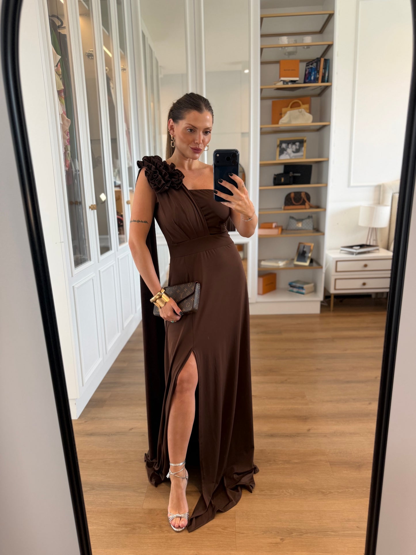 Vestido Karina Um Ombro Só Detalhe Flor e Fenda