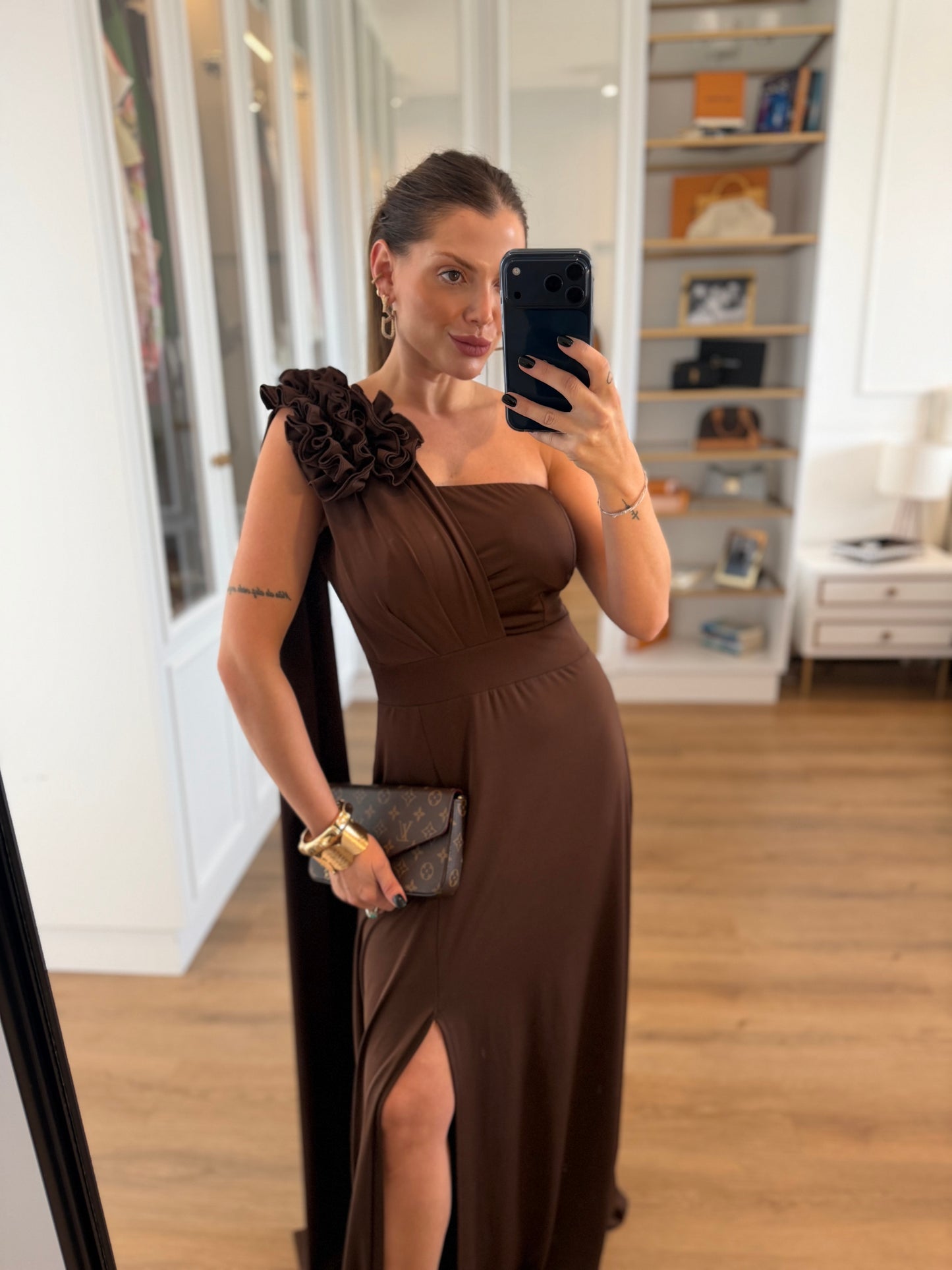 Vestido Karina Um Ombro Só Detalhe Flor e Fenda