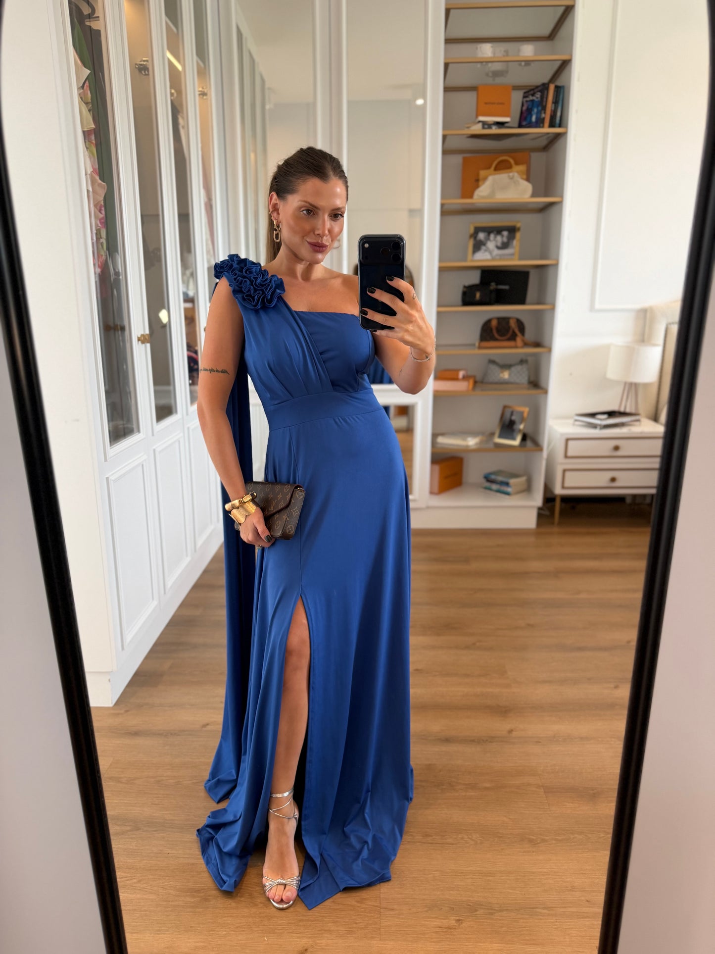 Vestido Karina Um Ombro Só Detalhe Flor e Fenda