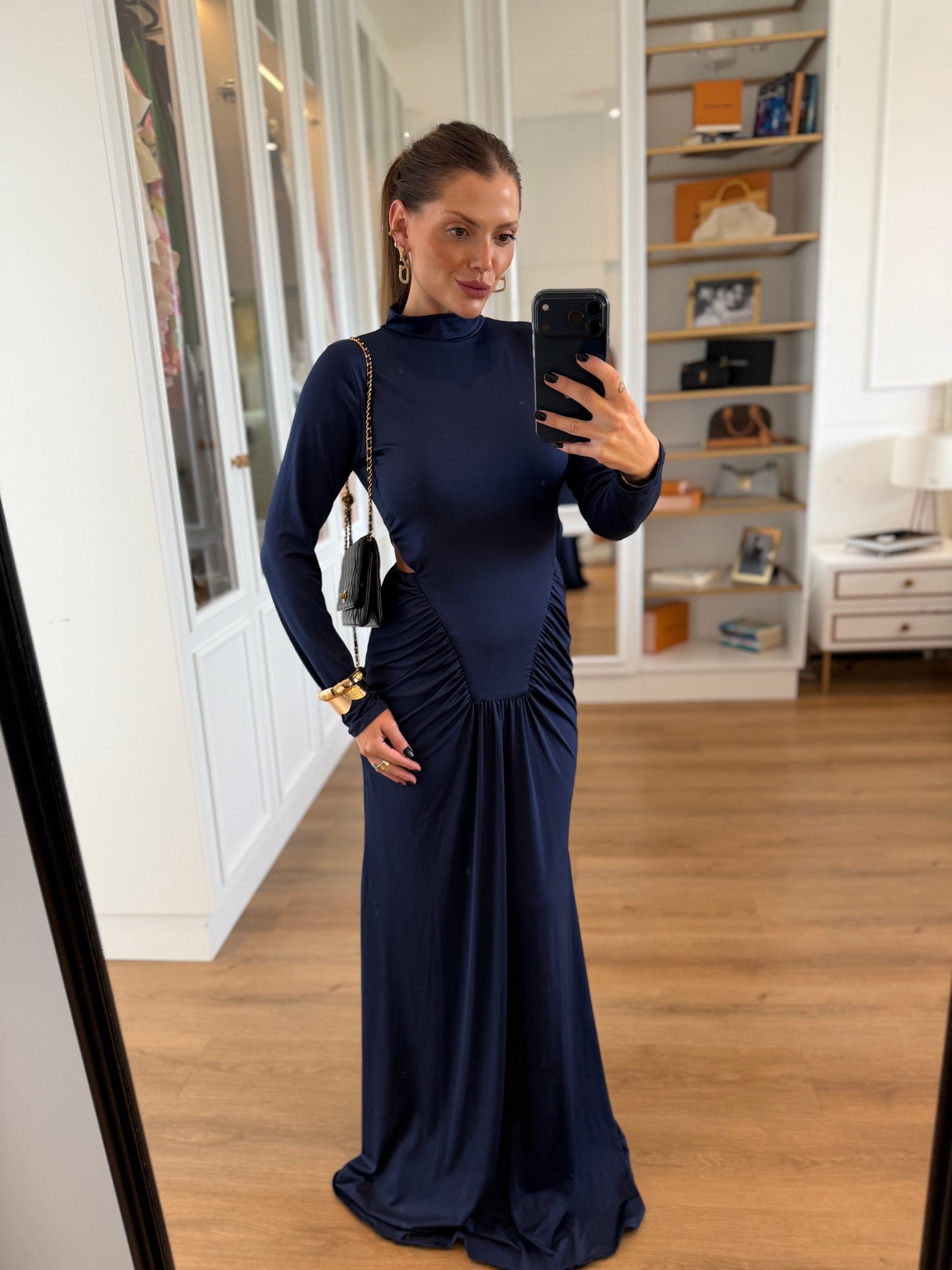 Vestido Longo com Franzido e Recortes Laterais