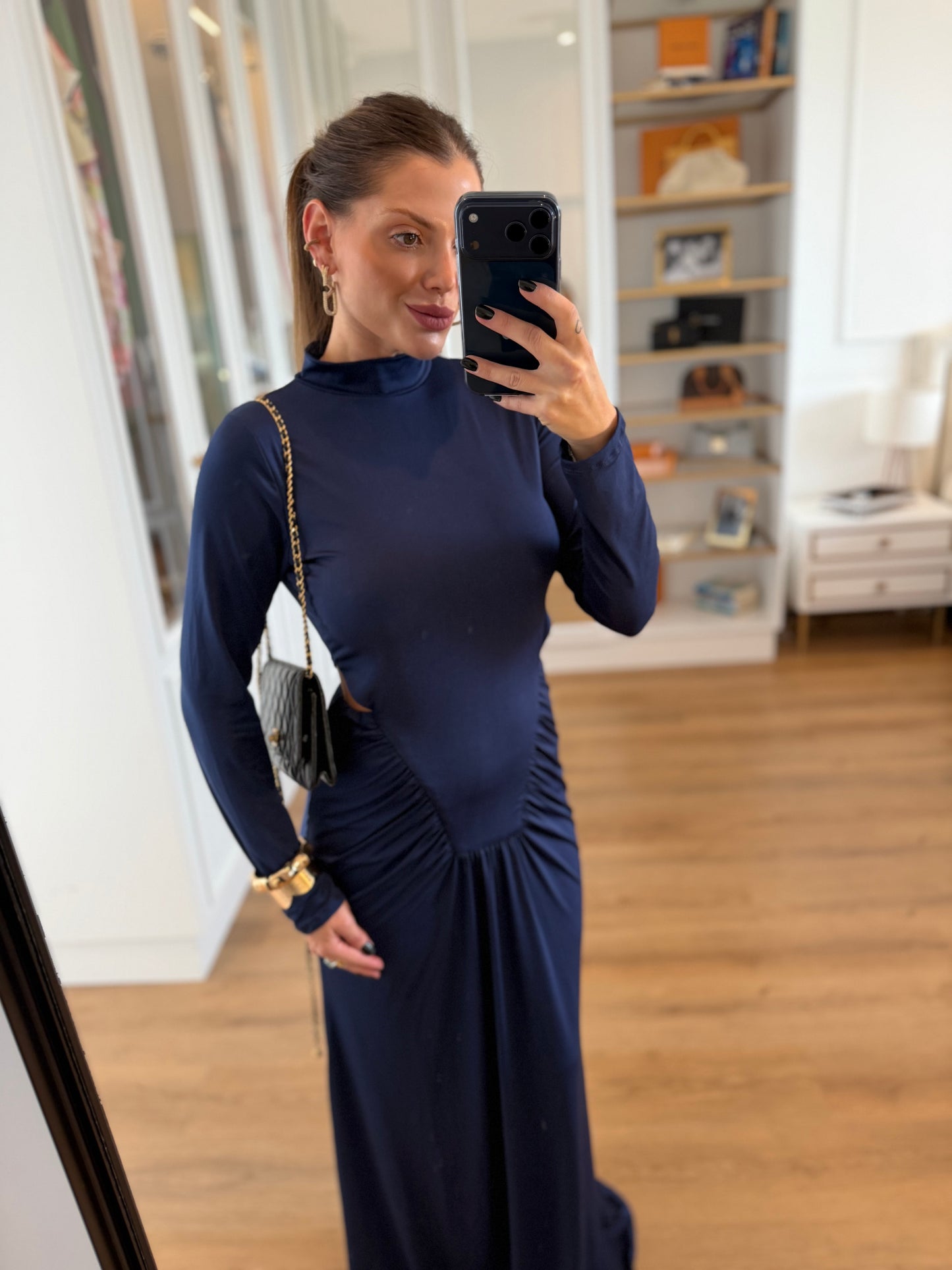 Vestido Longo com Franzido e Recortes Laterais