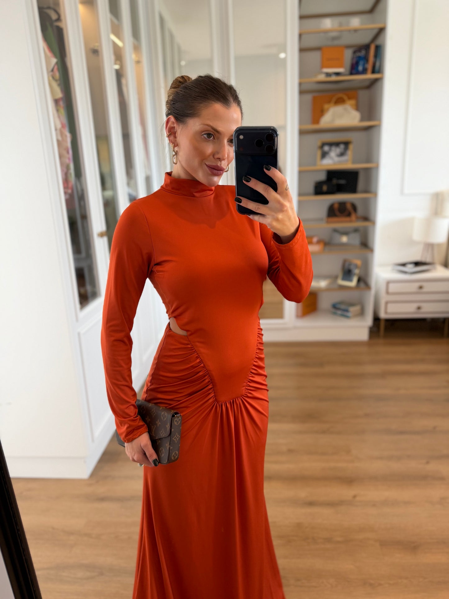 Vestido Longo com Franzido e Recortes Laterais