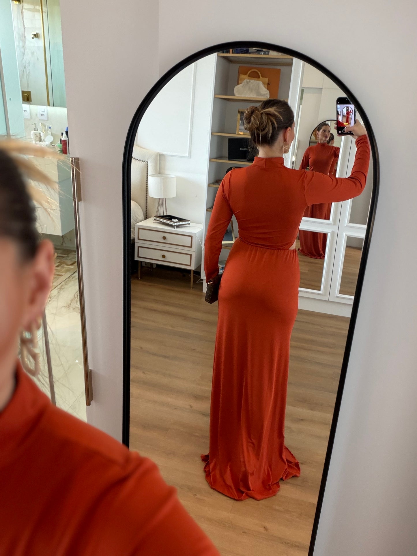 Vestido Longo com Franzido e Recortes Laterais