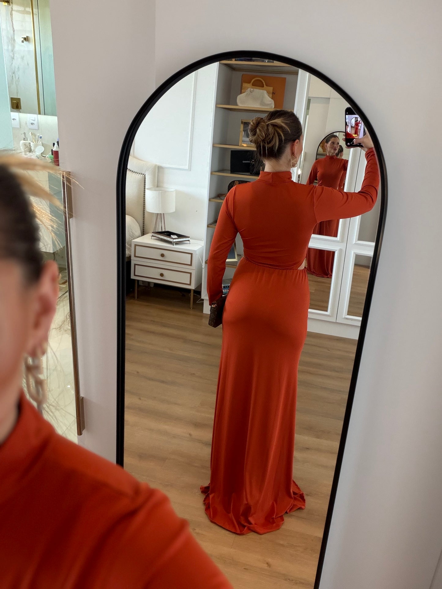 Vestido Longo com Franzido e Recortes Laterais