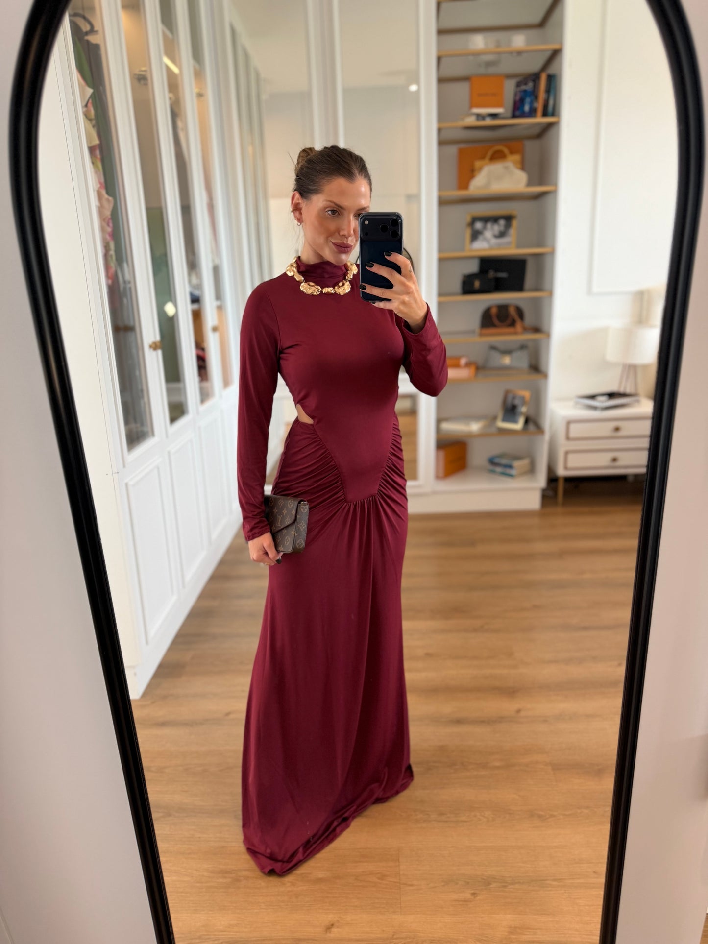 Vestido Longo com Franzido e Recortes Laterais