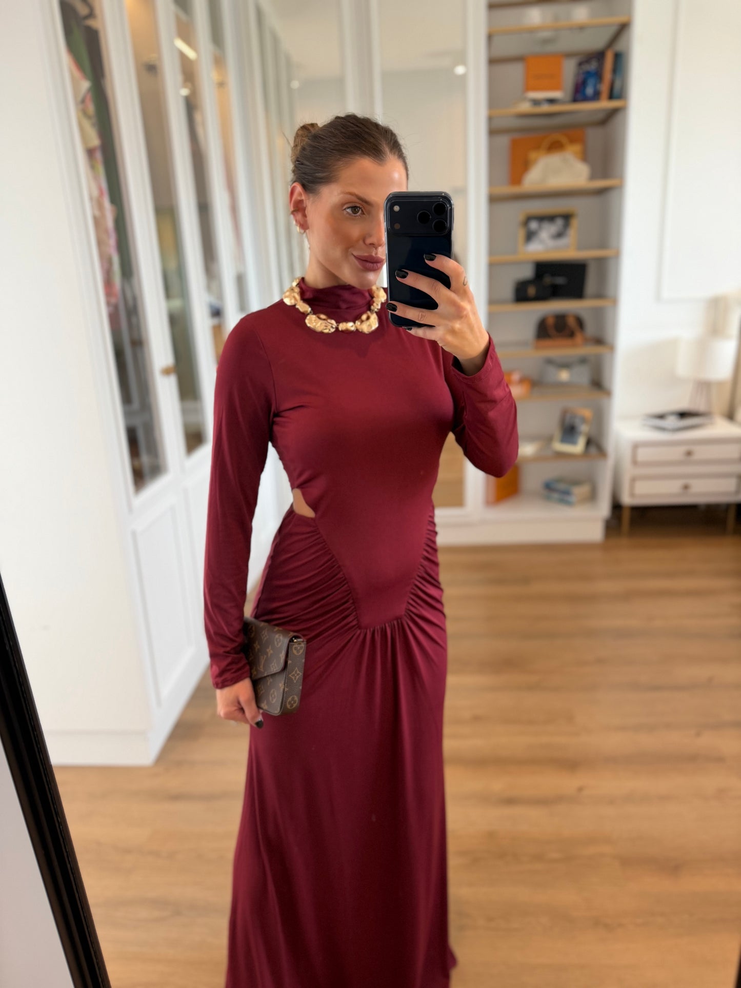 Vestido Longo com Franzido e Recortes Laterais