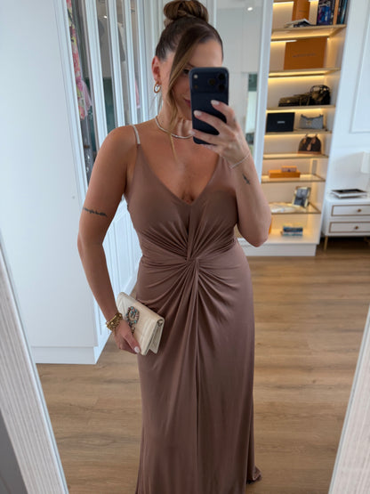 Vestido com Drapeado Central e Fenda