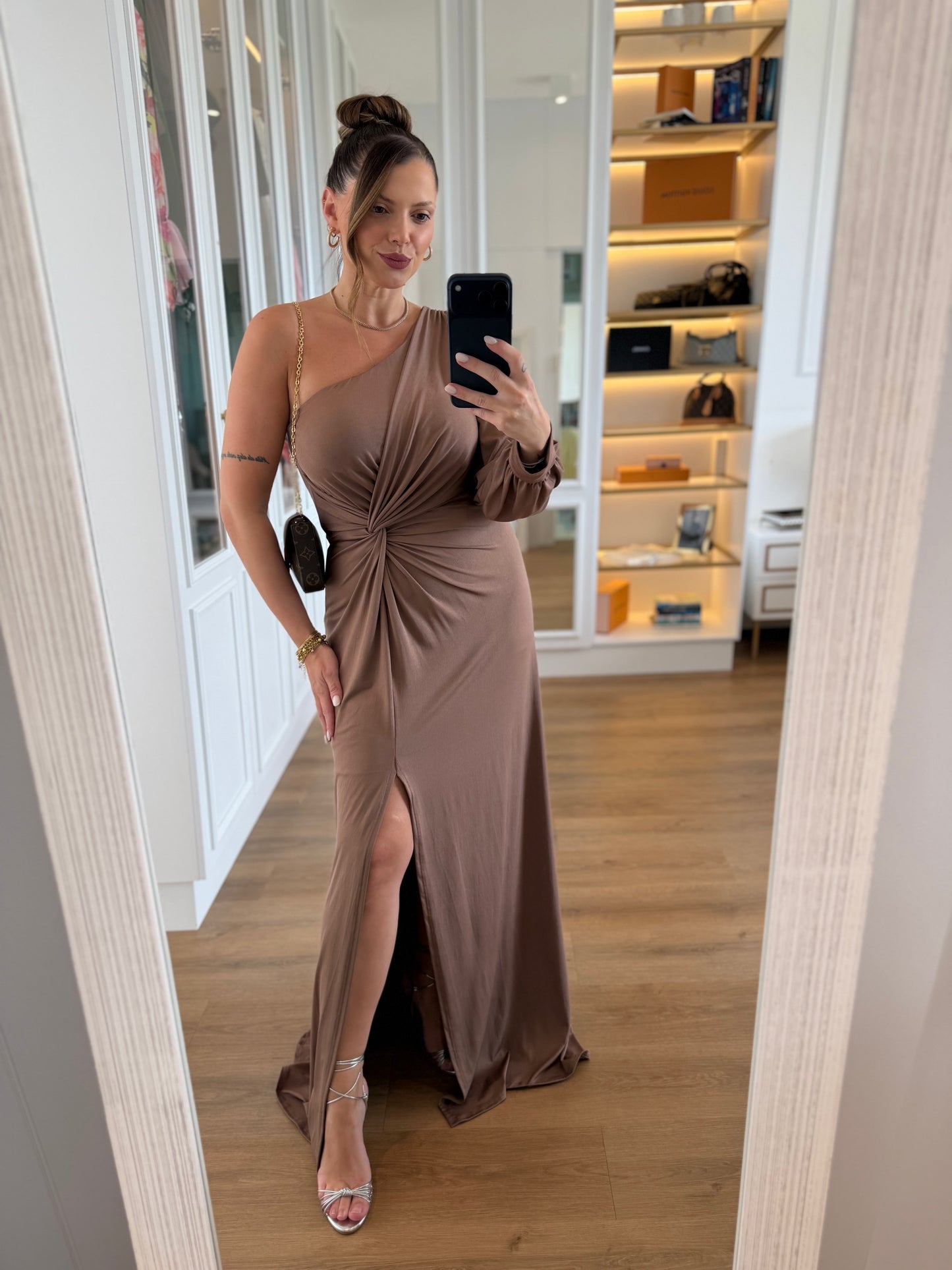 Vestido Karina Um Ombro Só com Manga longa