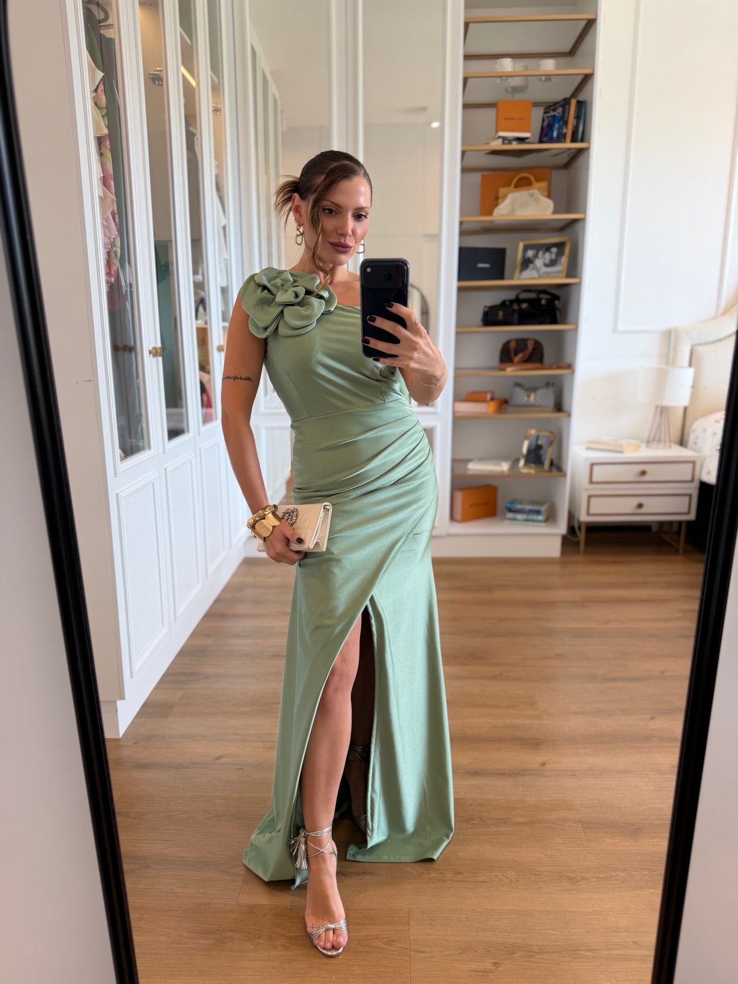 Vestido Longo Um Ombro Só com Flor e Fenda Frontal