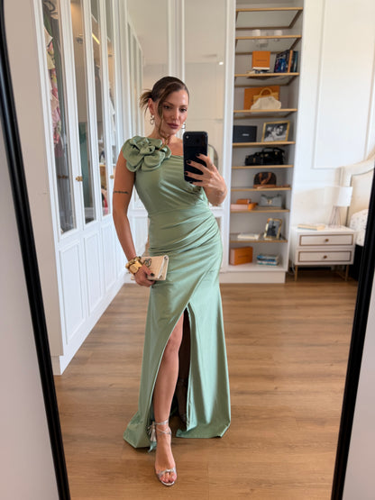 Vestido Longo Um Ombro Só com Flor e Fenda Frontal