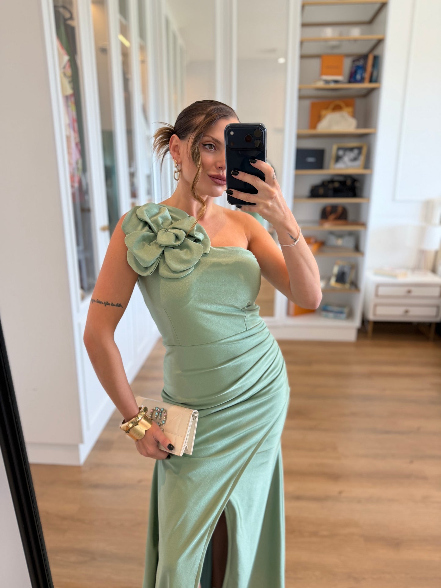 Vestido Longo Um Ombro Só com Flor e Fenda Frontal