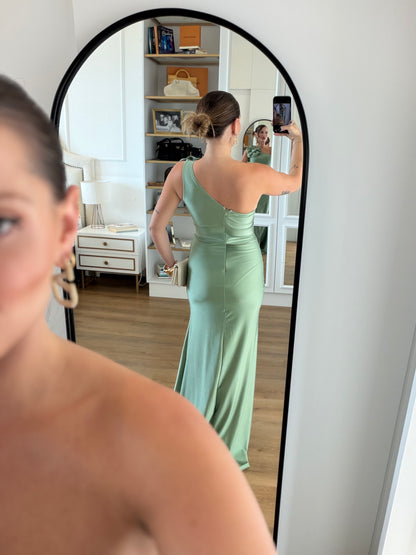 Vestido Longo Um Ombro Só com Flor e Fenda Frontal